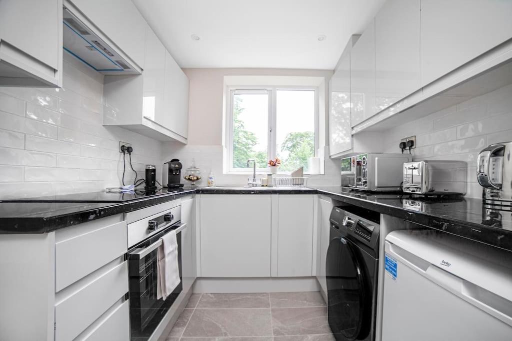 Elegant Retreat 1-bed Near Central London