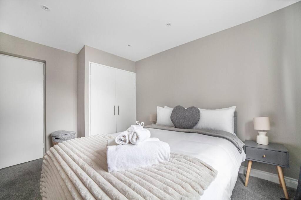 Elegant Retreat 1-bed Near Central London