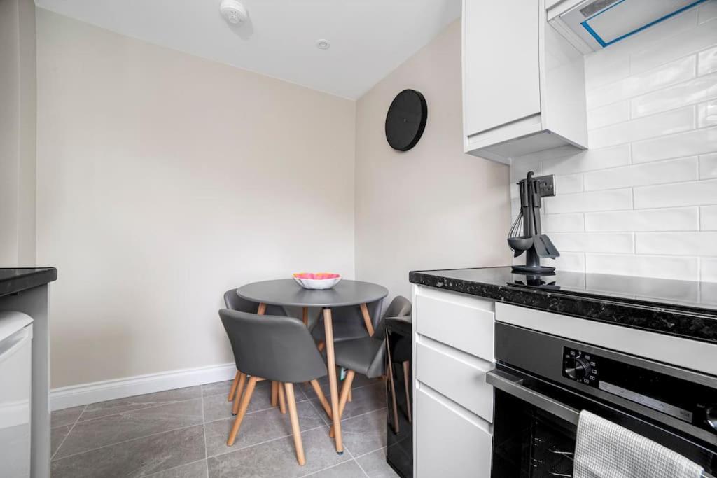 Elegant Retreat 1-bed Near Central London