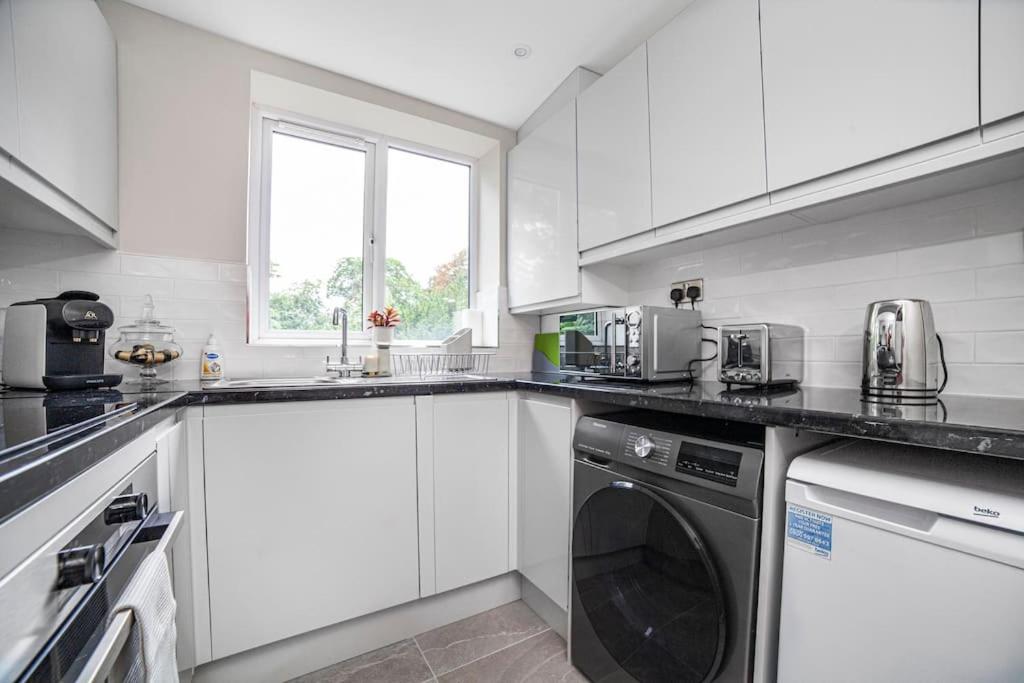 Elegant Retreat 1-bed Near Central London