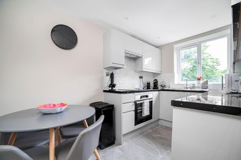 Elegant Retreat 1-bed Near Central London