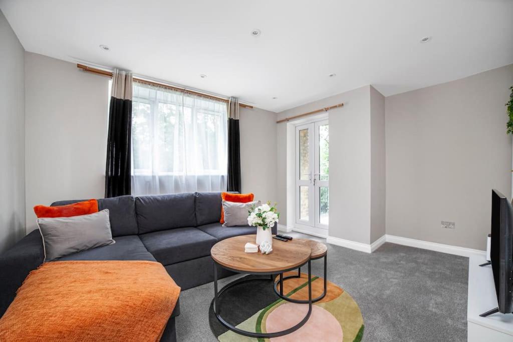 Elegant Retreat 1-bed Near Central London