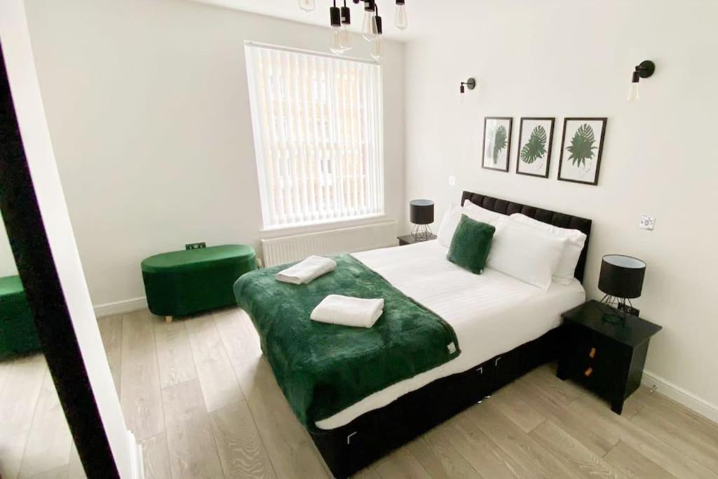 Faulkner Square 2 bed apt view 4