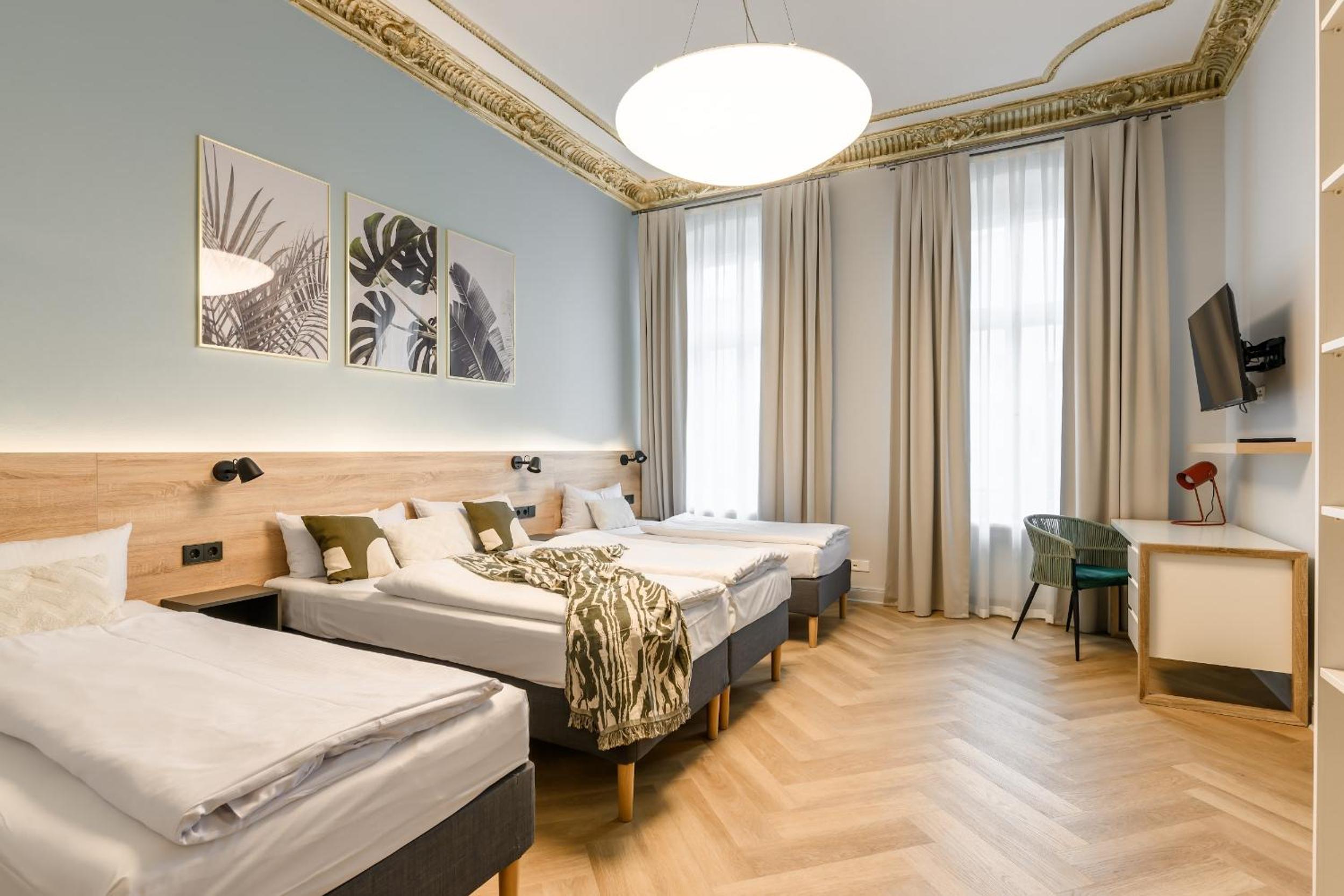 Dilo Apartments 150 sqm Modern Historic Apartments for 12 Guests