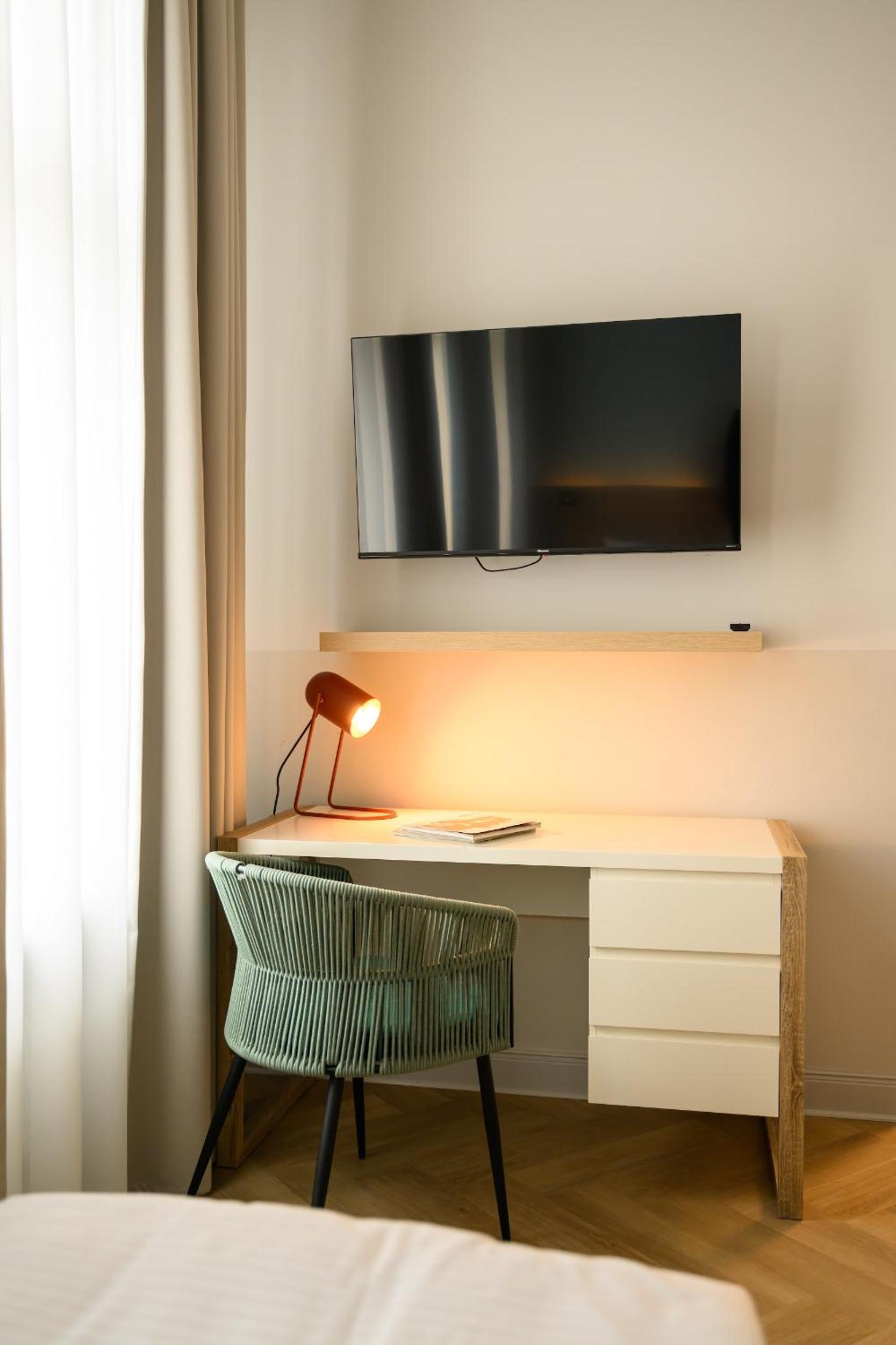 Dilo Apartments 150 sqm Modern Historic Apartments for 12 Guests