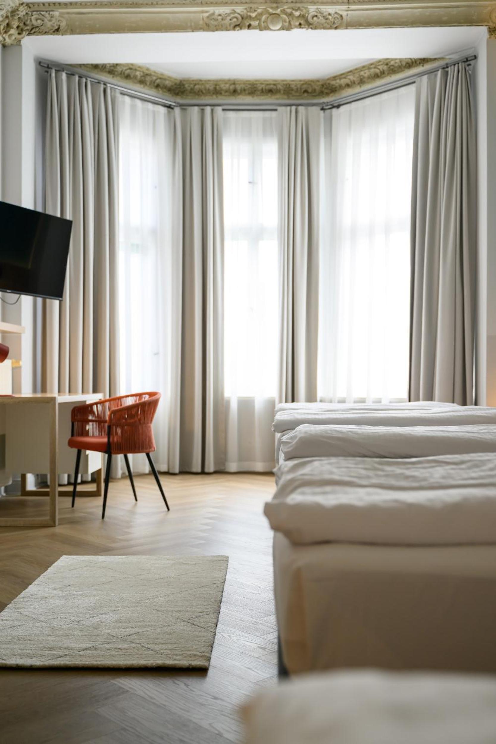 Dilo Apartments 150 sqm Modern Historic Apartments for 12 Guests