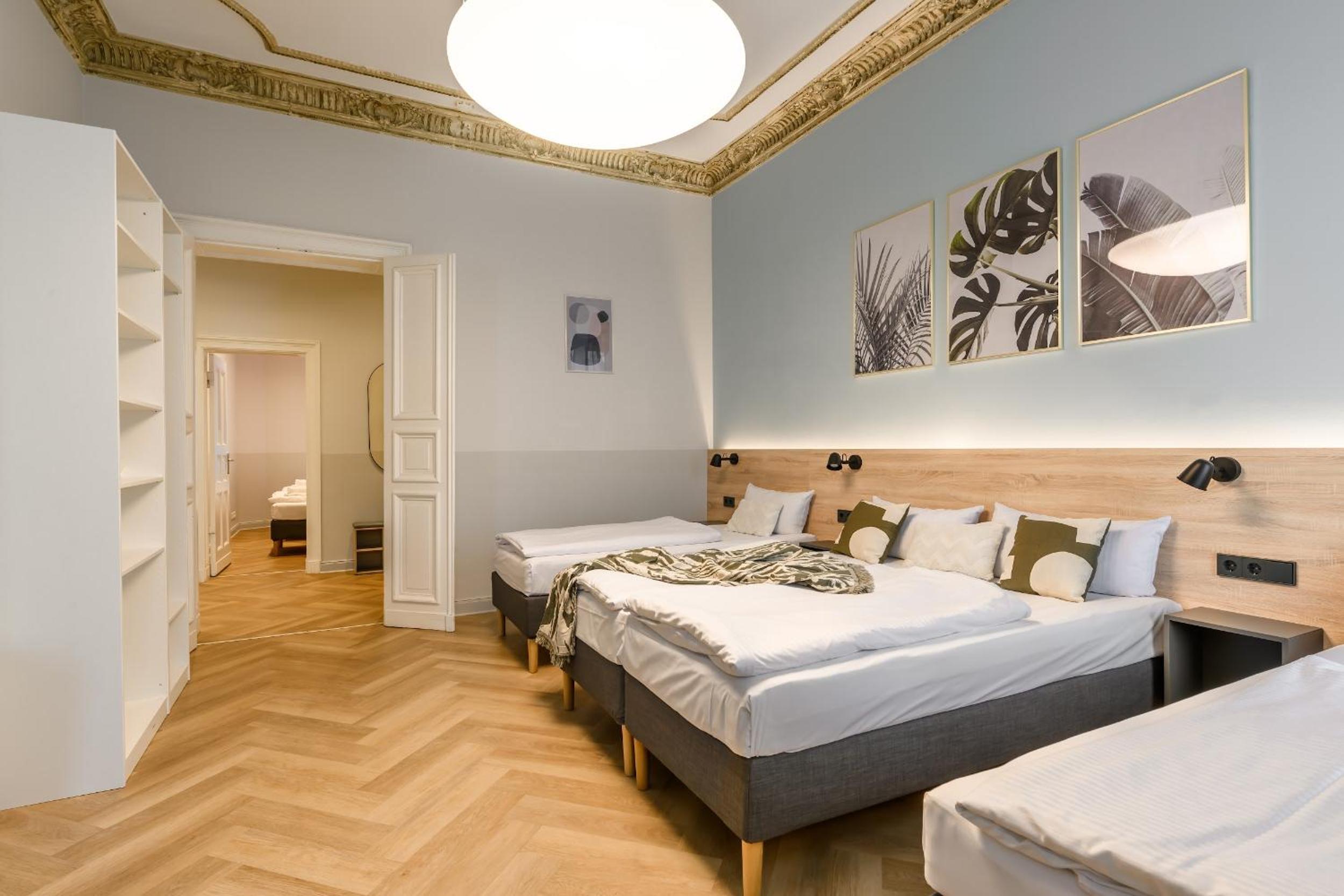 Dilo Apartments 150 sqm Modern Historic Apartments for 12 Guests