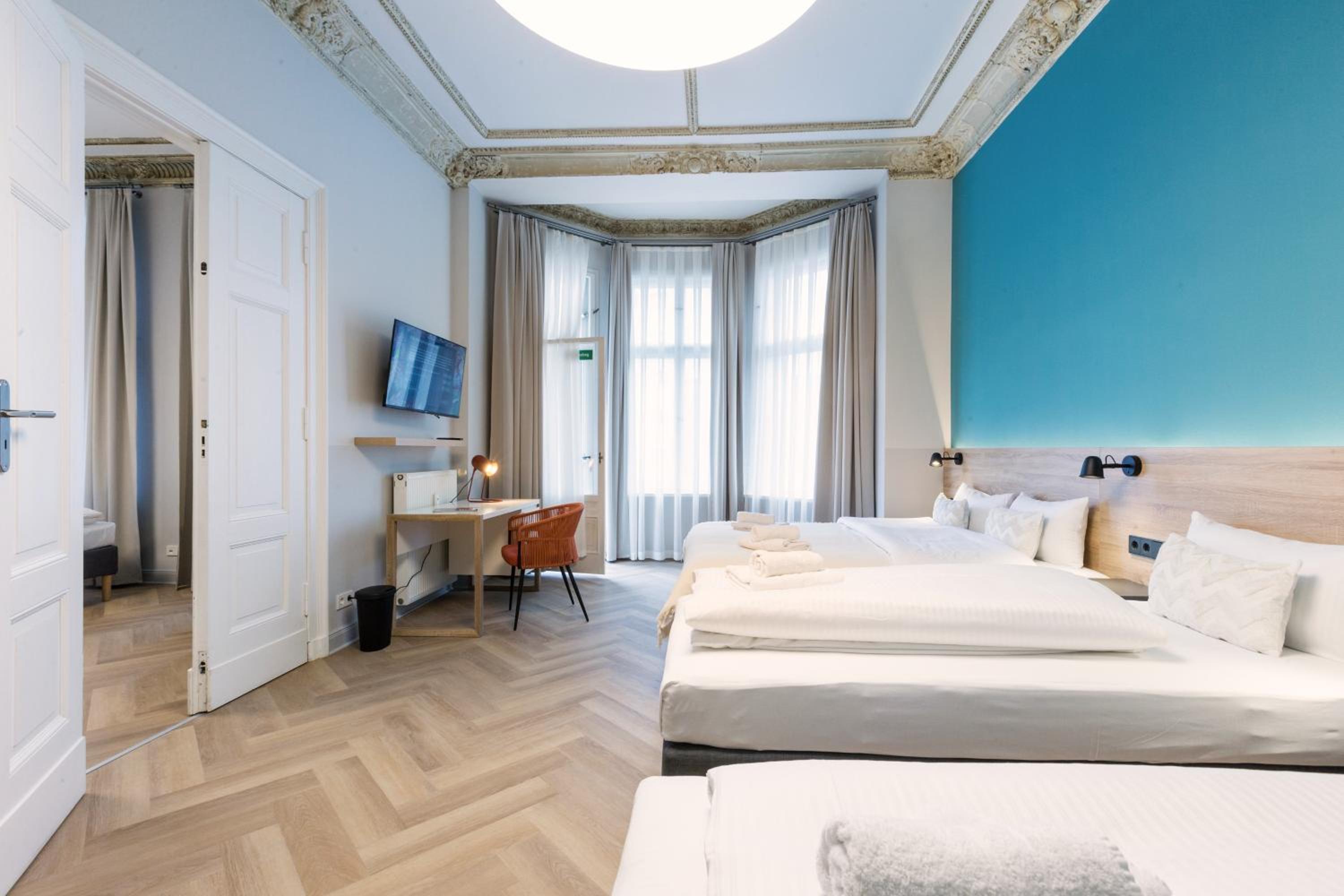 Dilo Apartments 150 sqm Modern Historic Apartments for 12 Guests