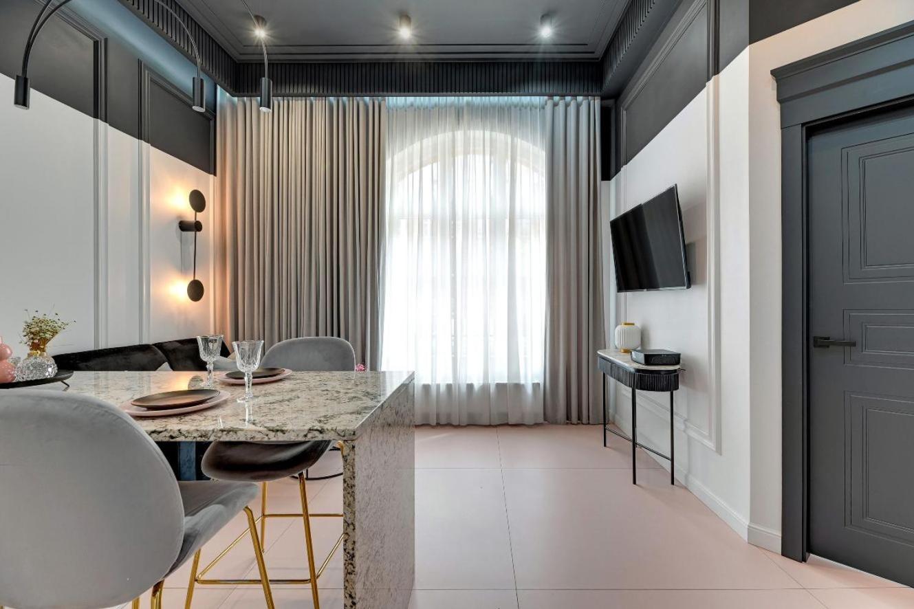 Black Star Loft Apartment Waterlane Vintage & Gym by Downtown Apartments