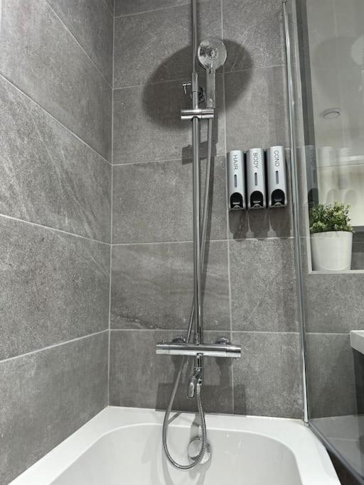 Aqua Dreams -Serviced Luxury Apartment, Coyles Place at Portland 88