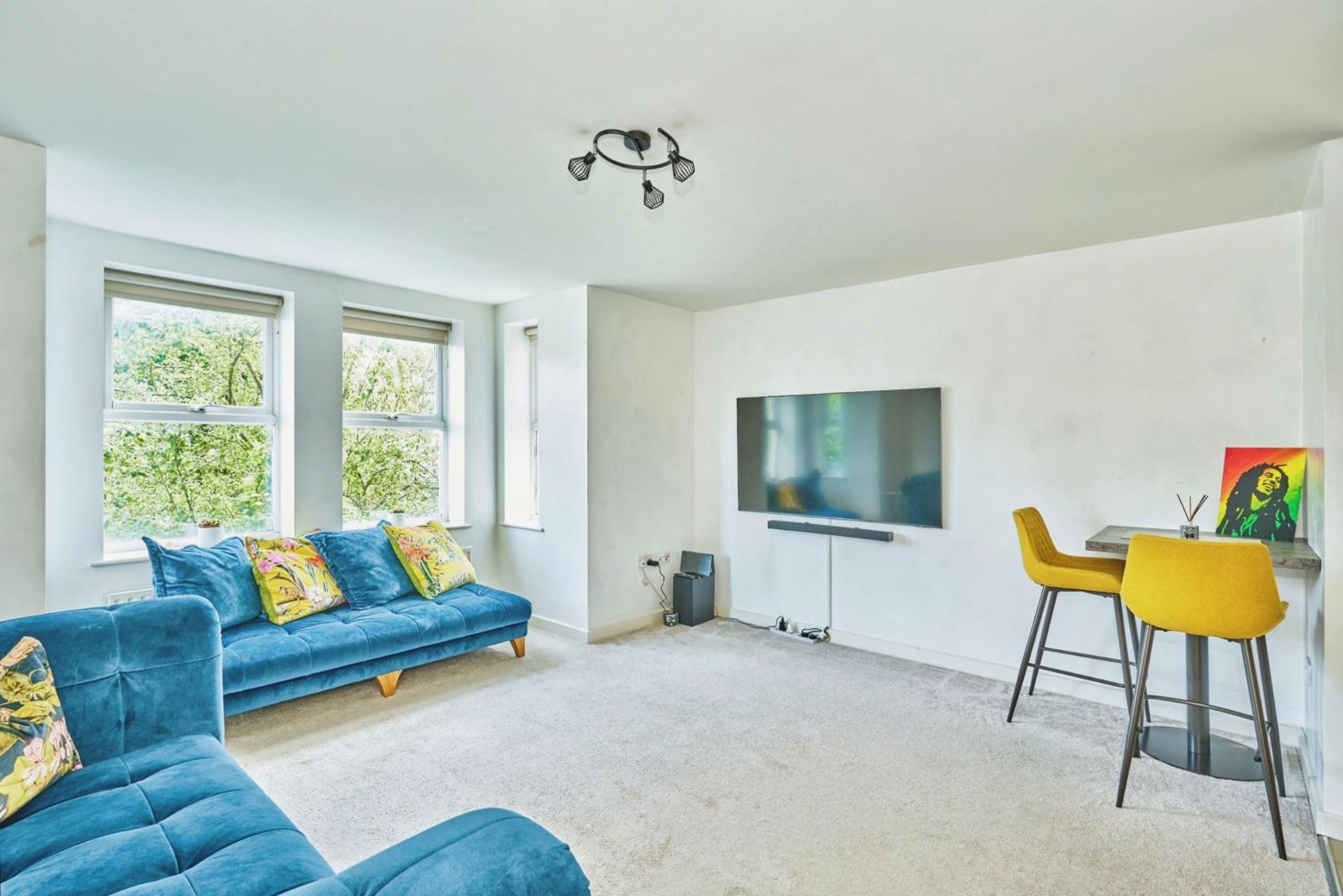 Amazing 2BR Flat in Croydon with Balcony view 3