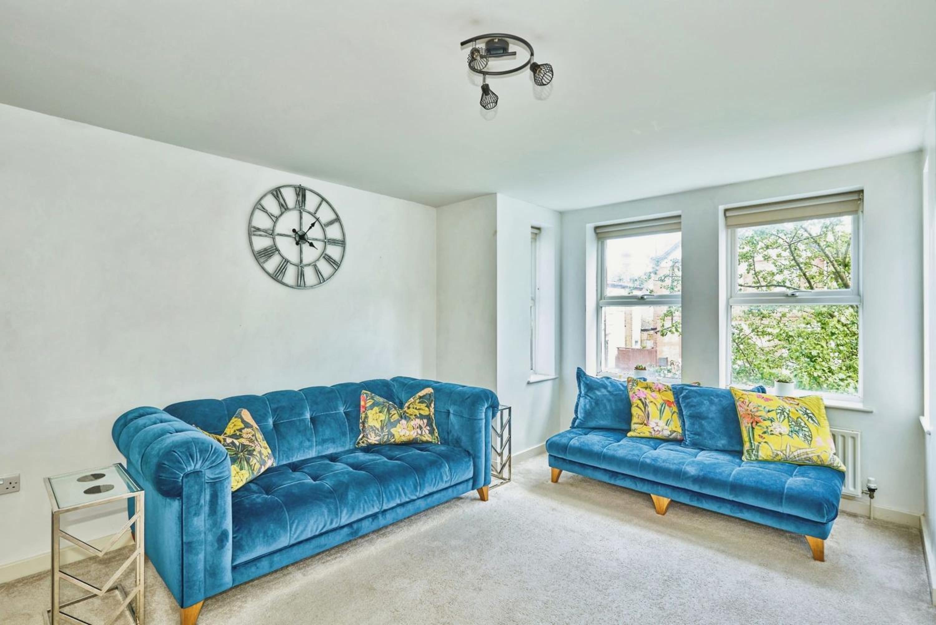 Amazing 2BR Flat in Croydon with Balcony view 2