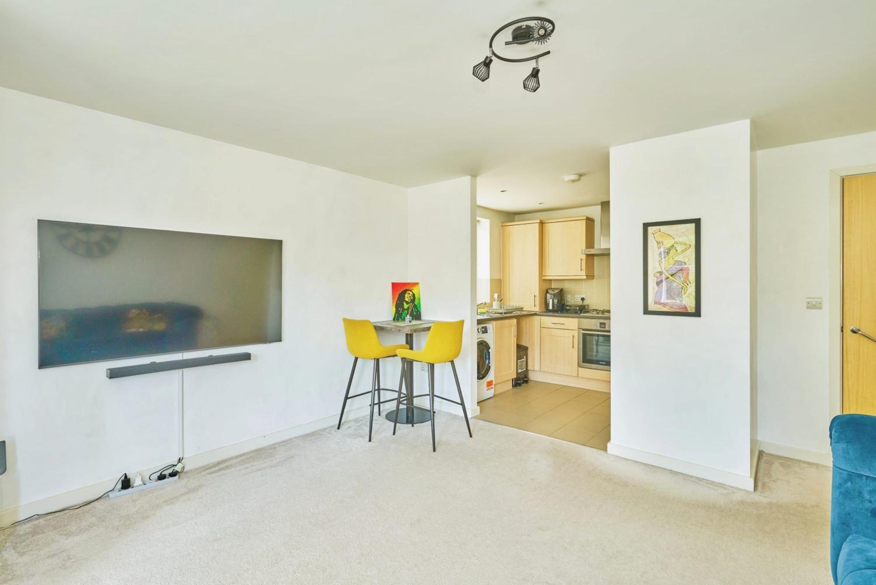 Amazing 2BR Flat in Croydon with Balcony view 4