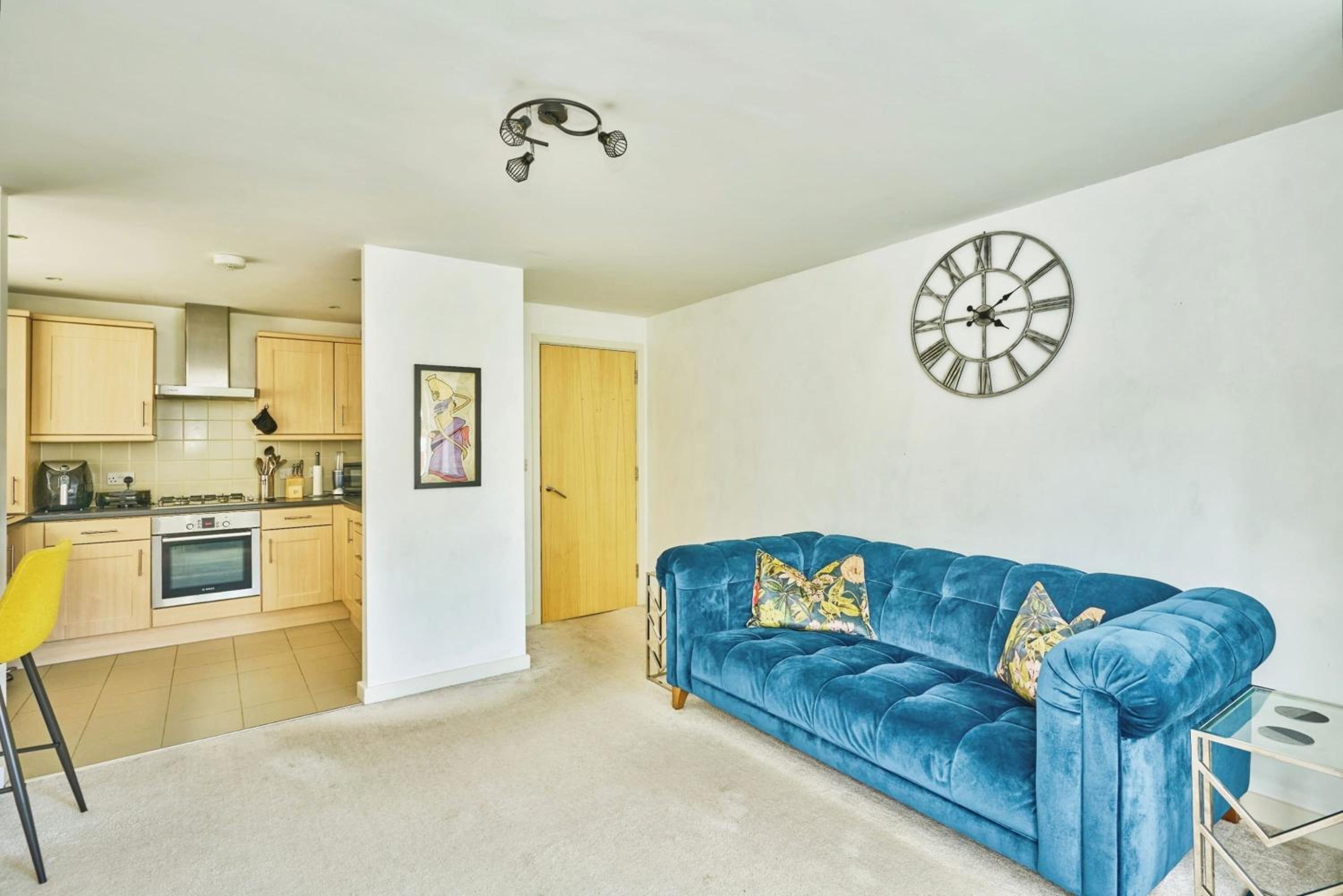 Amazing 2BR Flat in Croydon with Balcony view 5
