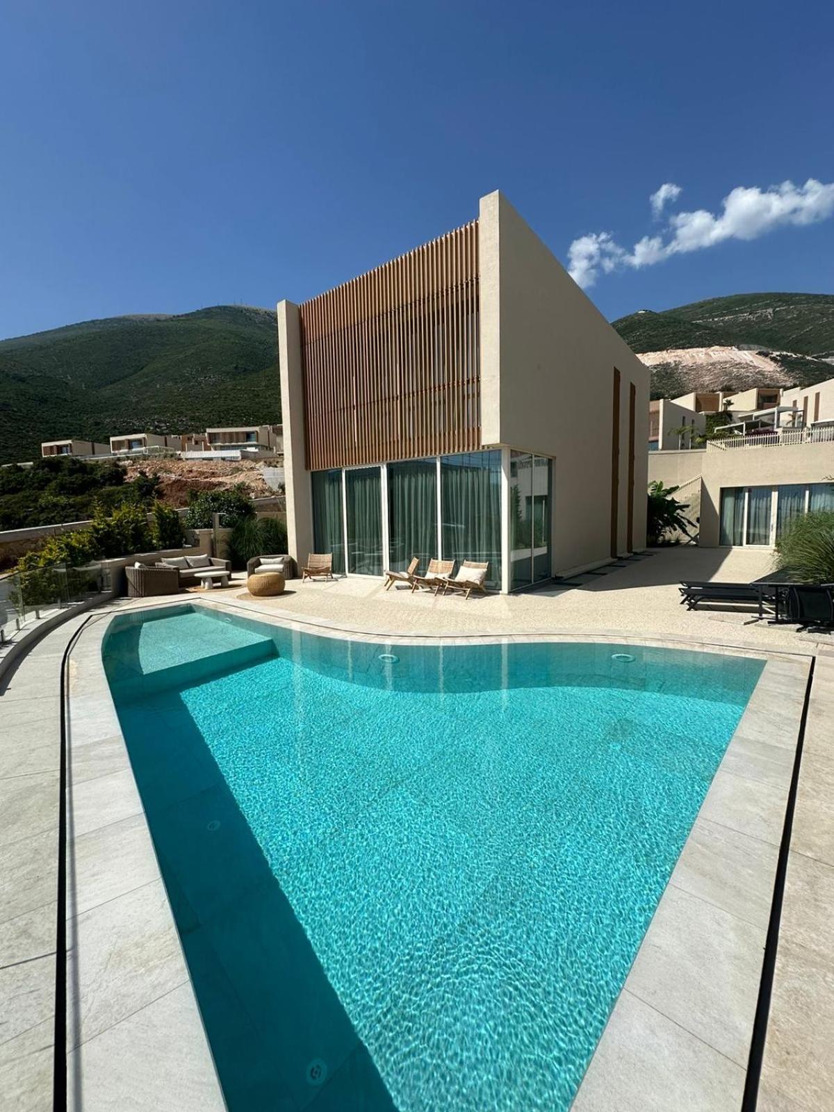Del Mar Luxury 6 Bedroom Villa with Private Pool and Seafront