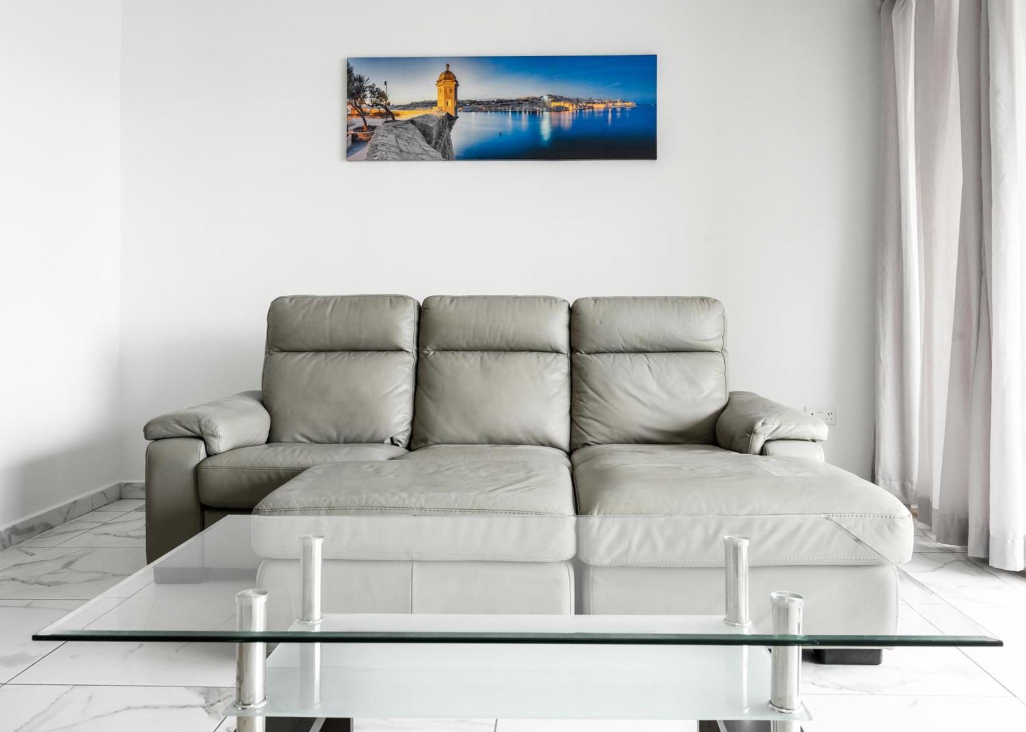 Spacious Modern Apartment Near the Sea in Xemxija photo 3