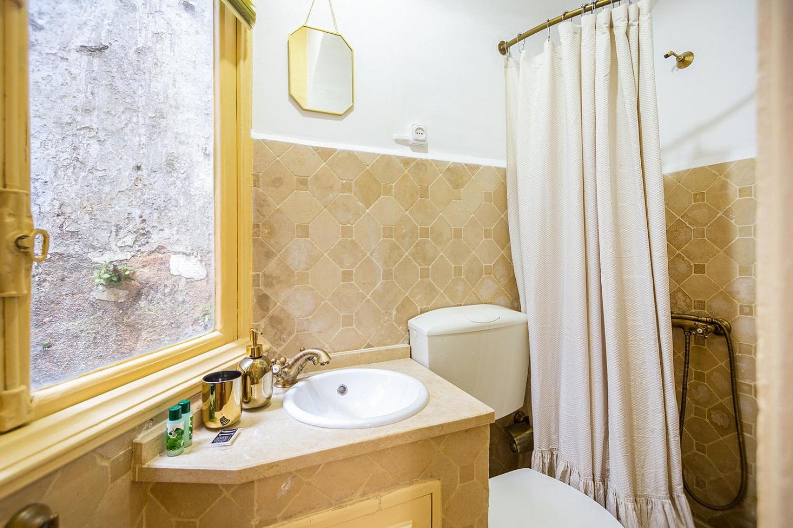 GuestReady - Classical Portuguese Style Family Apt in Bohomeain Alfama view 3