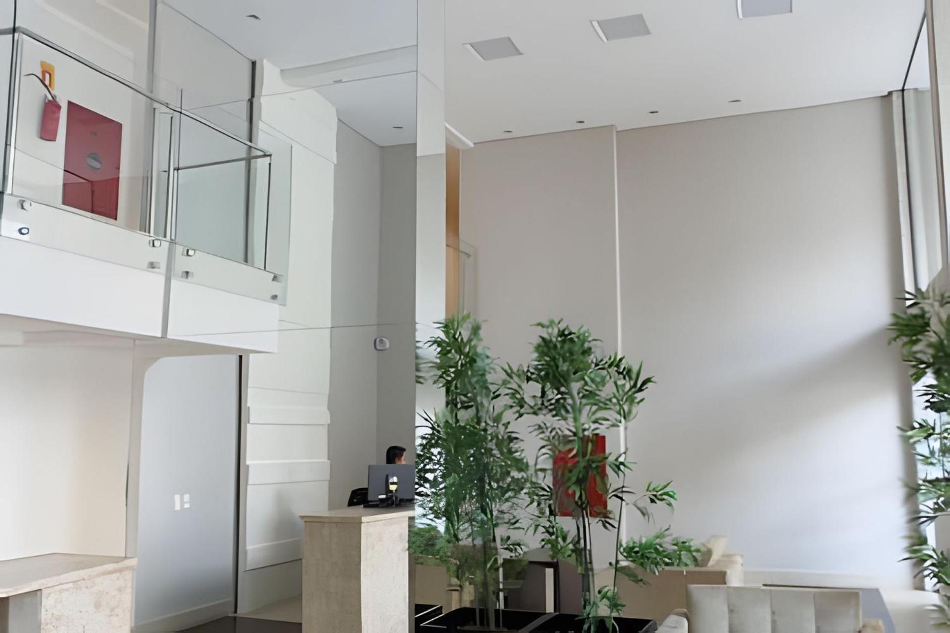 2 Quartos no Batel Soho, condo Clube Sky C Vaga by UROOMS