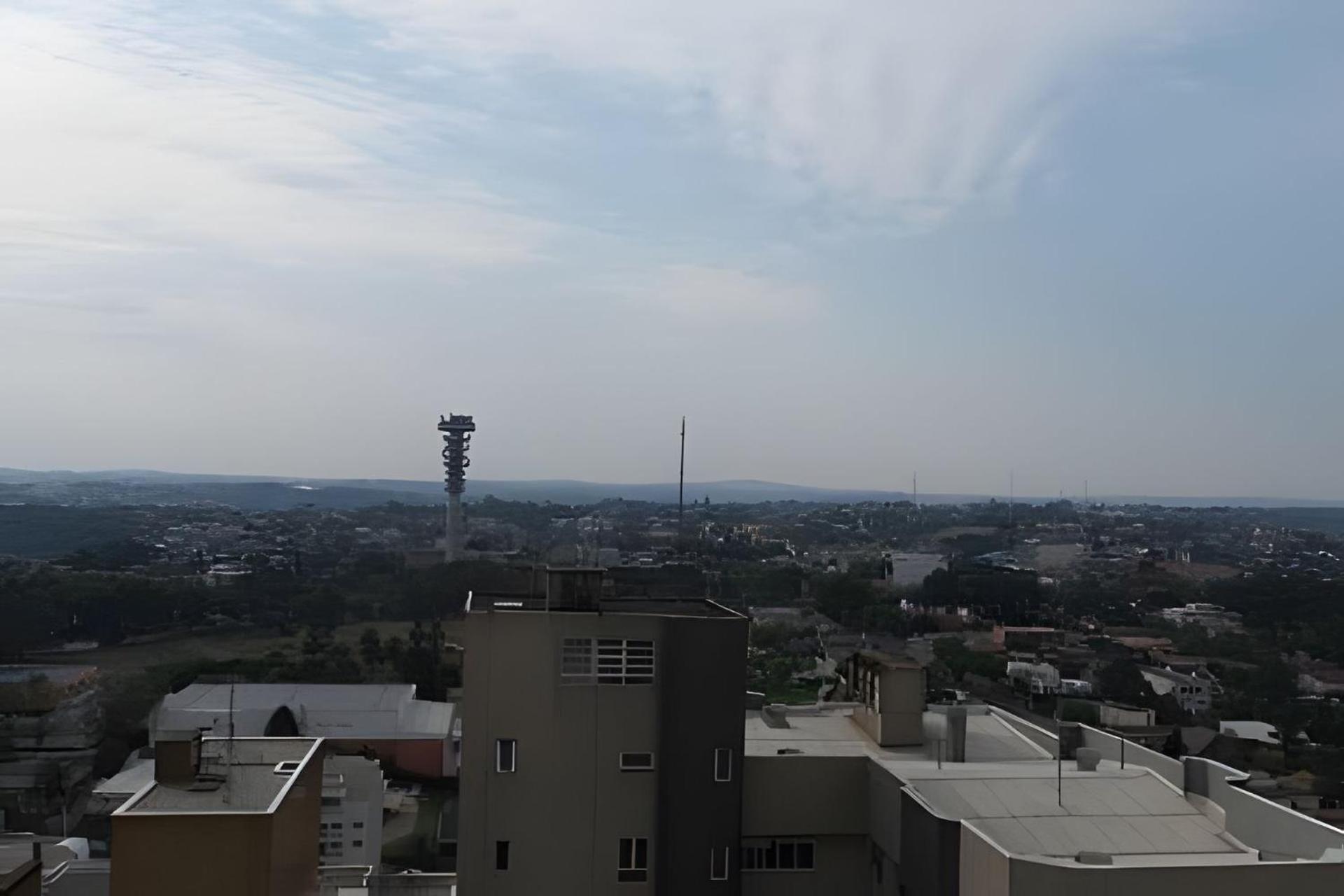 2 Quartos no Batel Soho, condo Clube Sky C Vaga by UROOMS