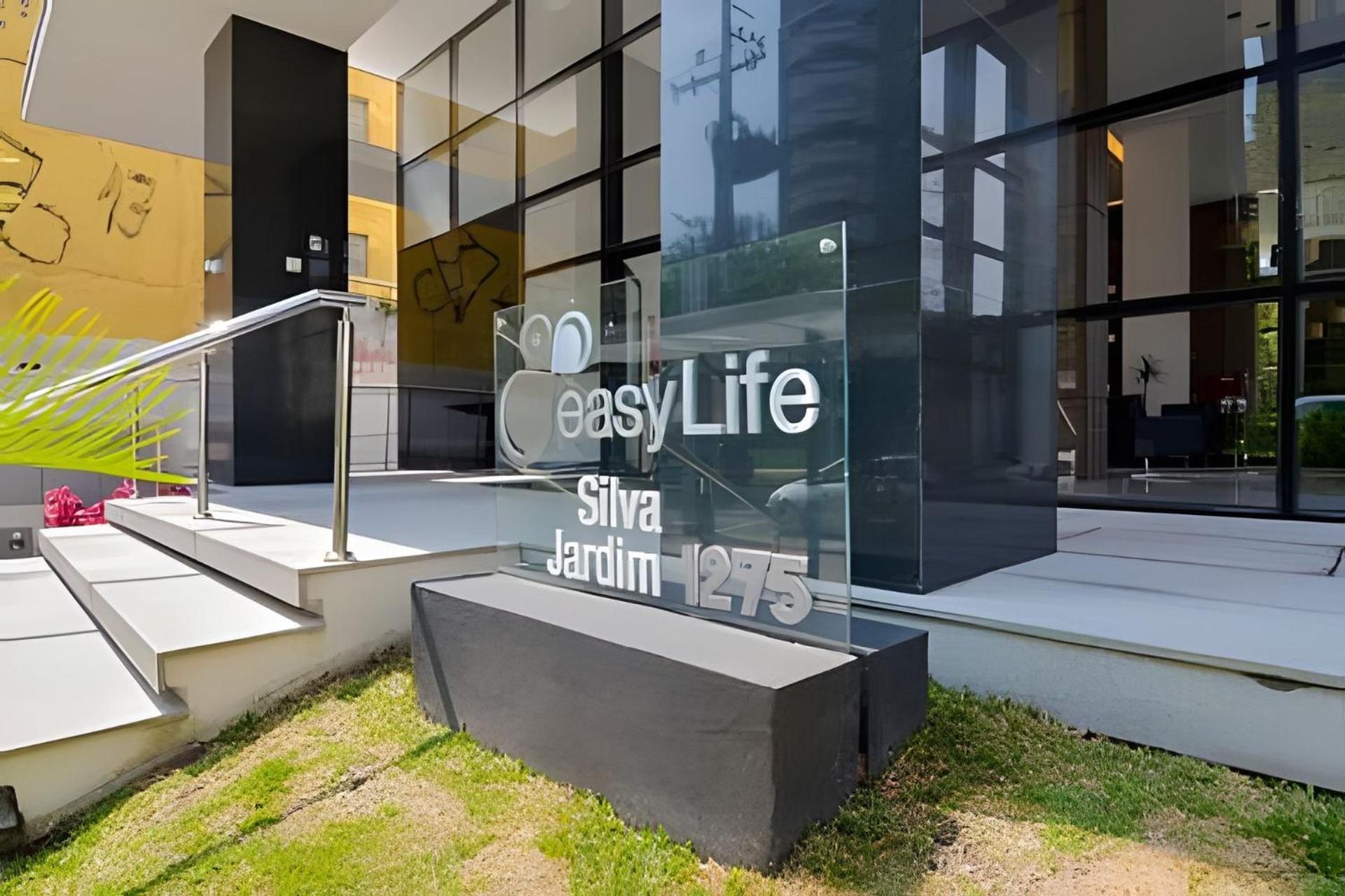Studio prox shopping Curitiba Wifi, TV a Cabo e ar by UROOMS