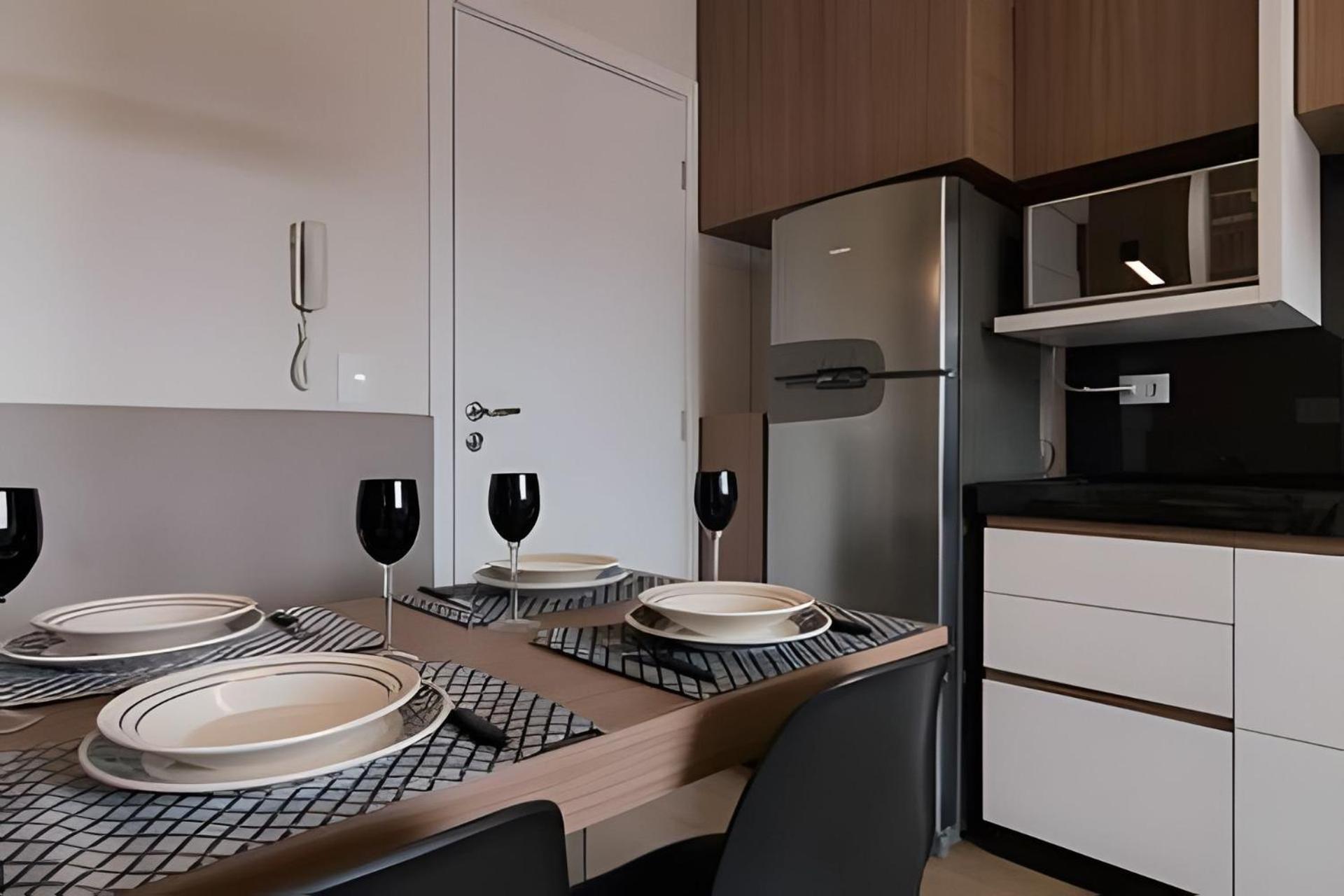 Studio prox shopping Curitiba Wifi, TV a Cabo e ar by UROOMS