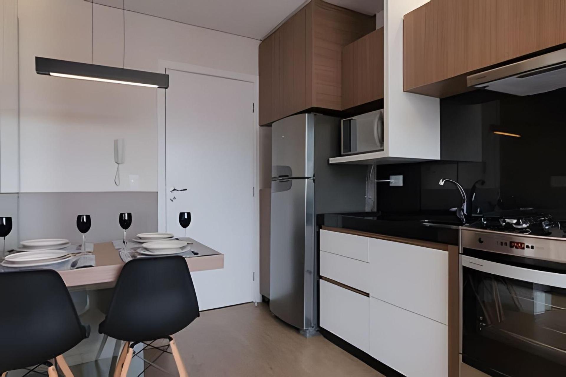 Studio prox shopping Curitiba Wifi, TV a Cabo e ar by UROOMS