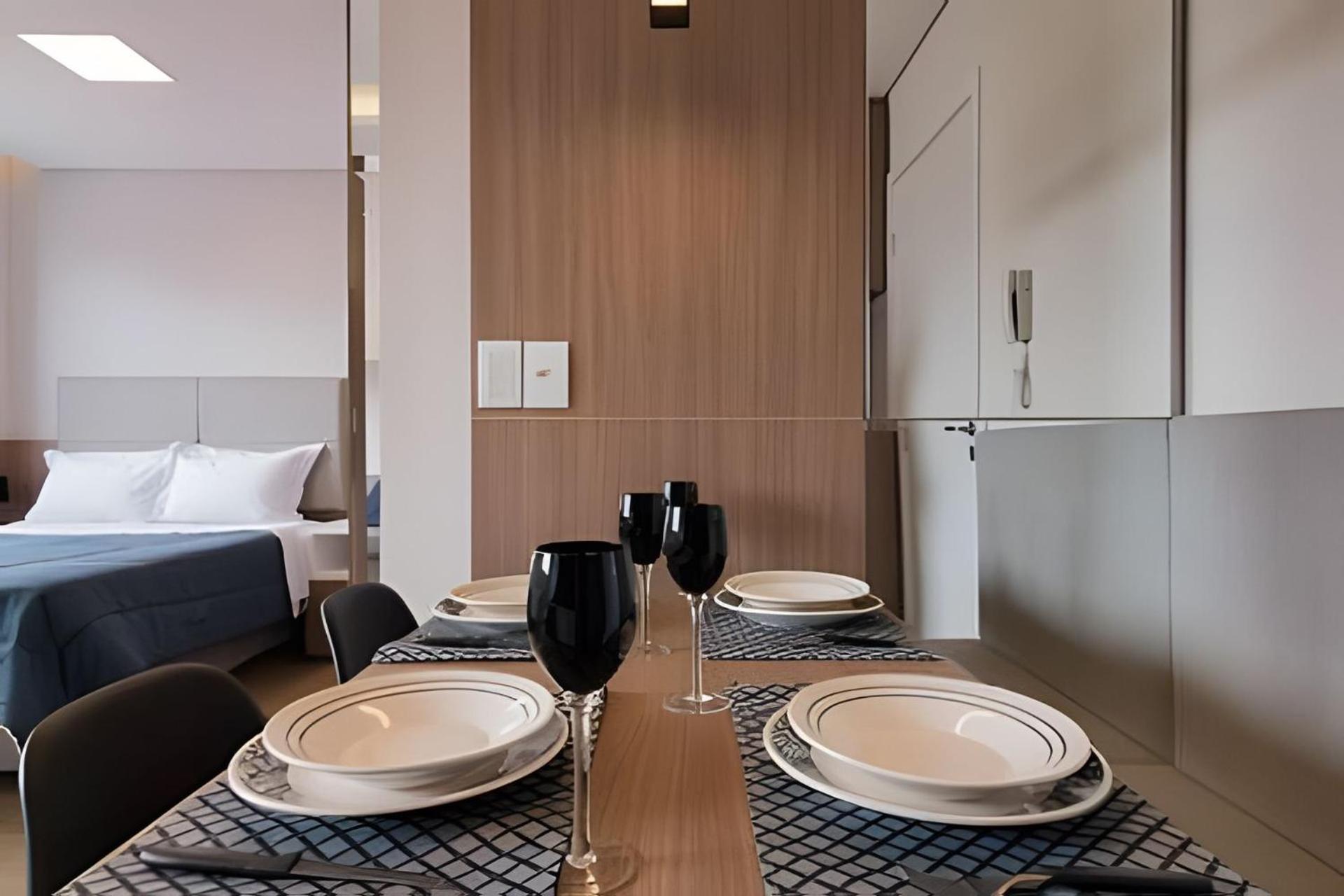 Studio prox shopping Curitiba Wifi, TV a Cabo e ar by UROOMS