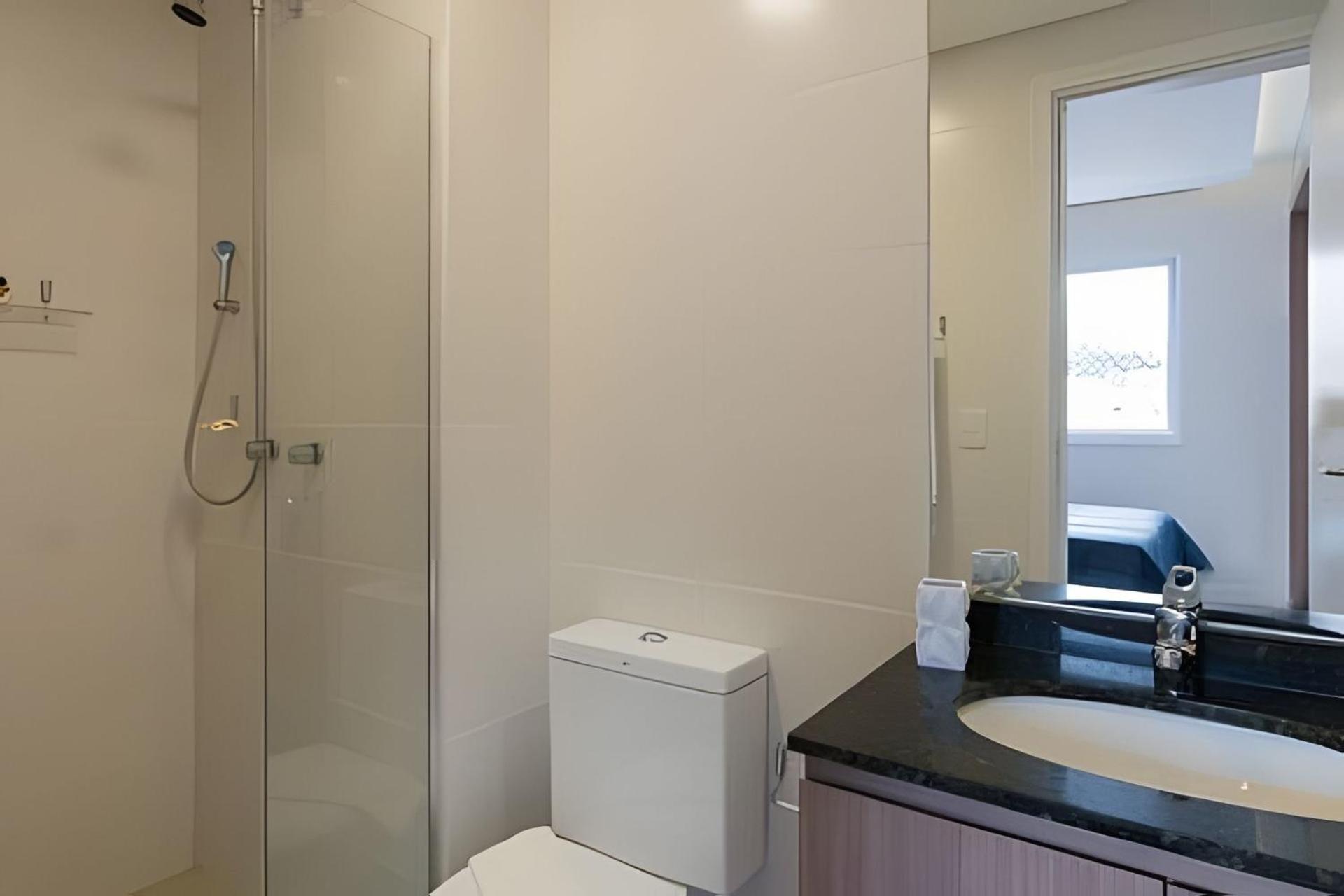 Studio prox shopping Curitiba Wifi, TV a Cabo e ar by UROOMS