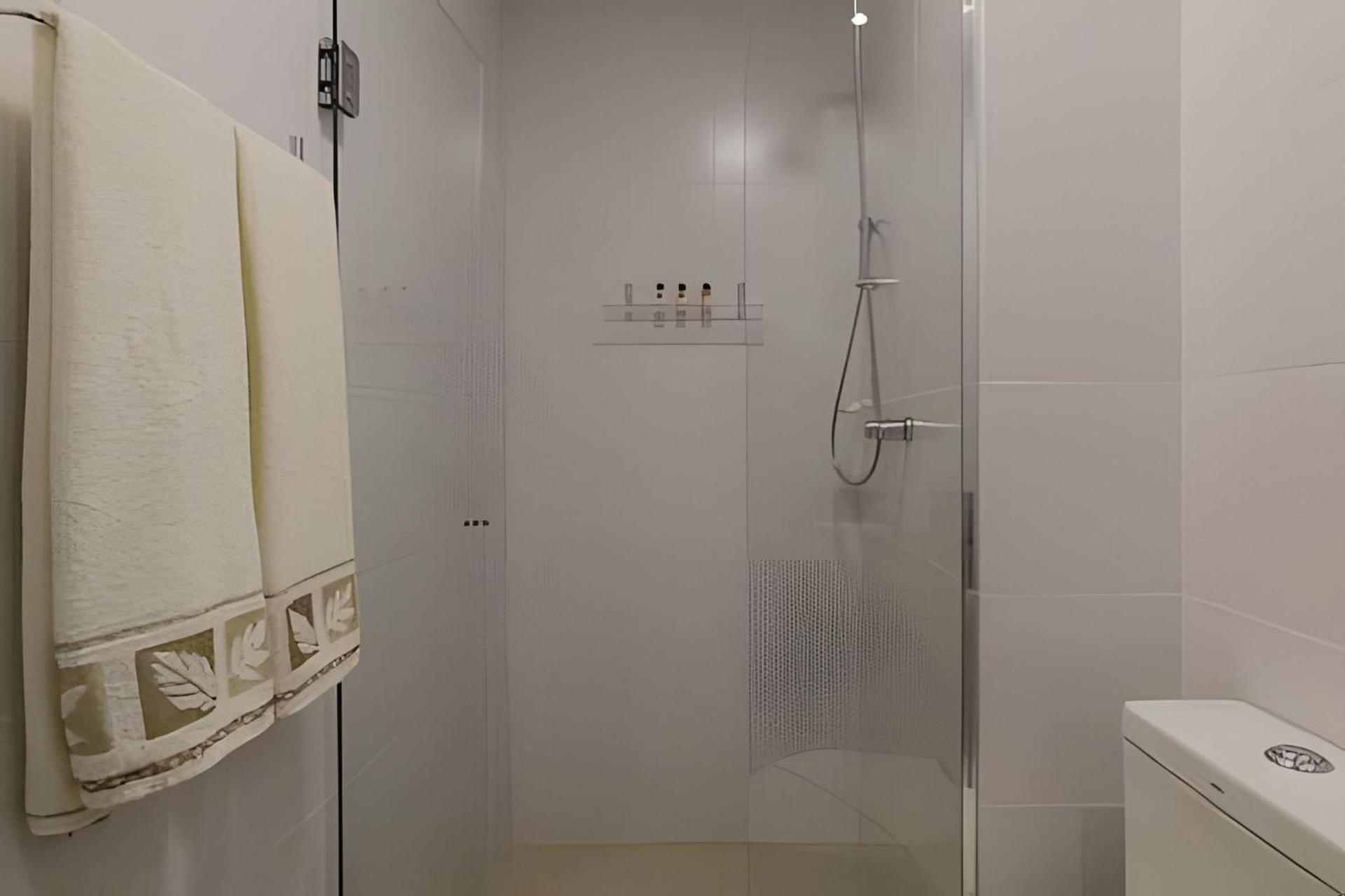 Studio prox shopping Curitiba Wifi, TV a Cabo e ar by UROOMS