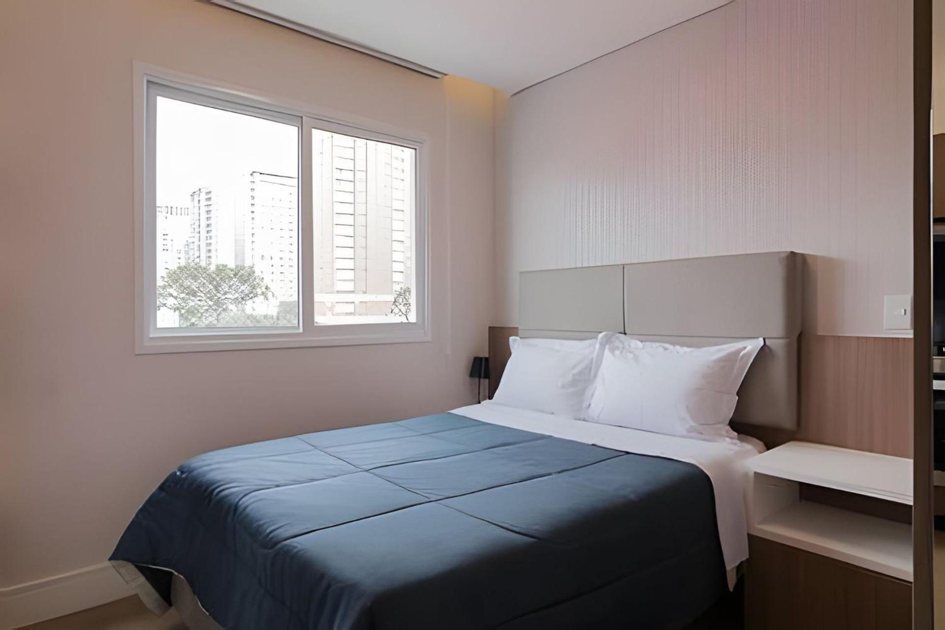 Studio prox shopping Curitiba Wifi, TV a Cabo e ar by UROOMS