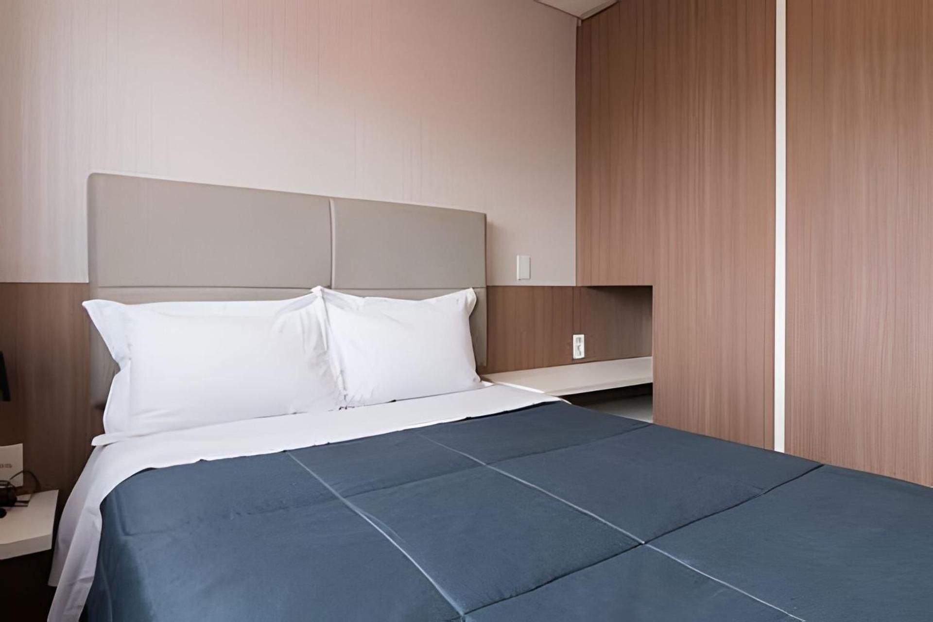 Studio prox shopping Curitiba Wifi, TV a Cabo e ar by UROOMS