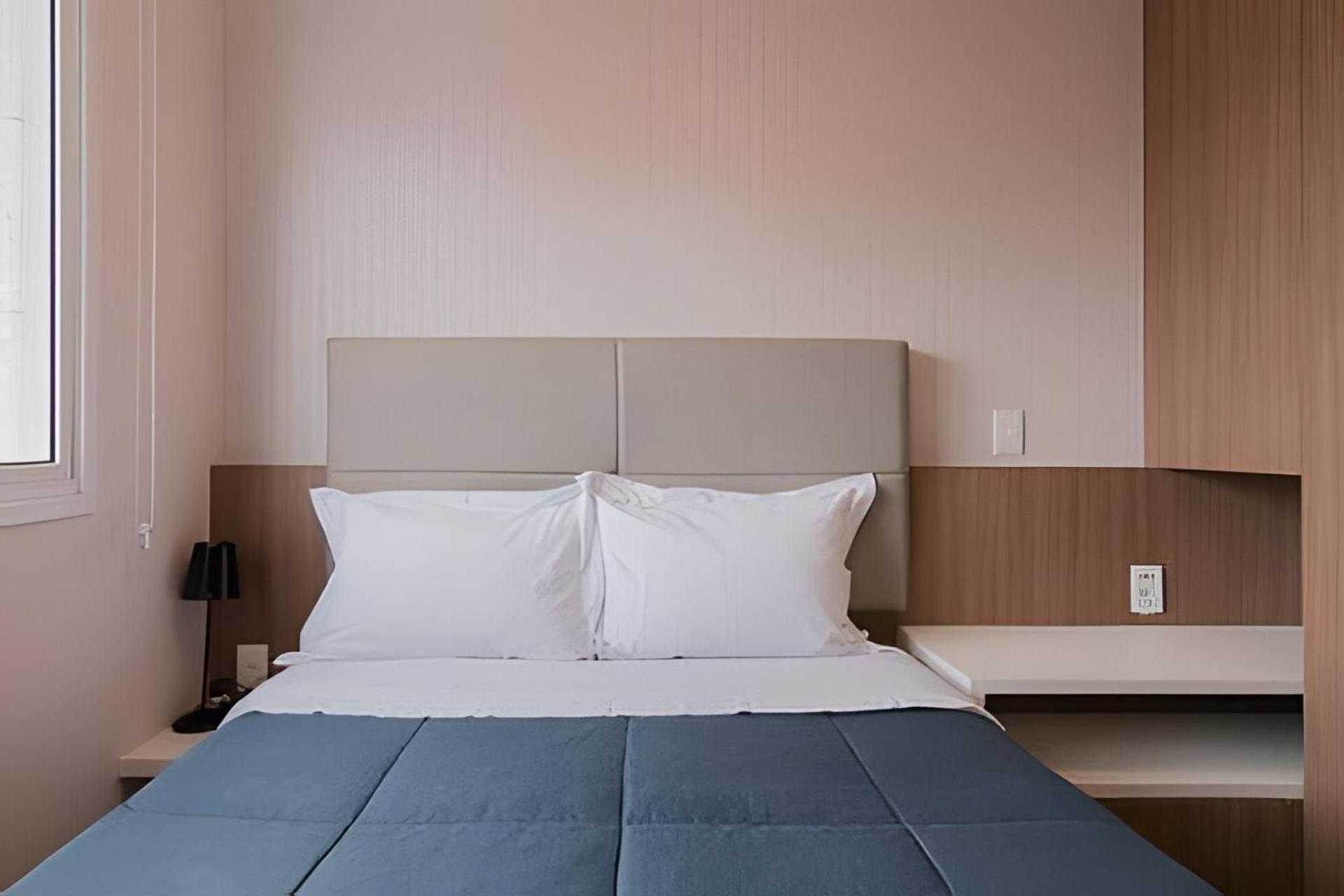 Studio prox shopping Curitiba Wifi, TV a Cabo e ar by UROOMS