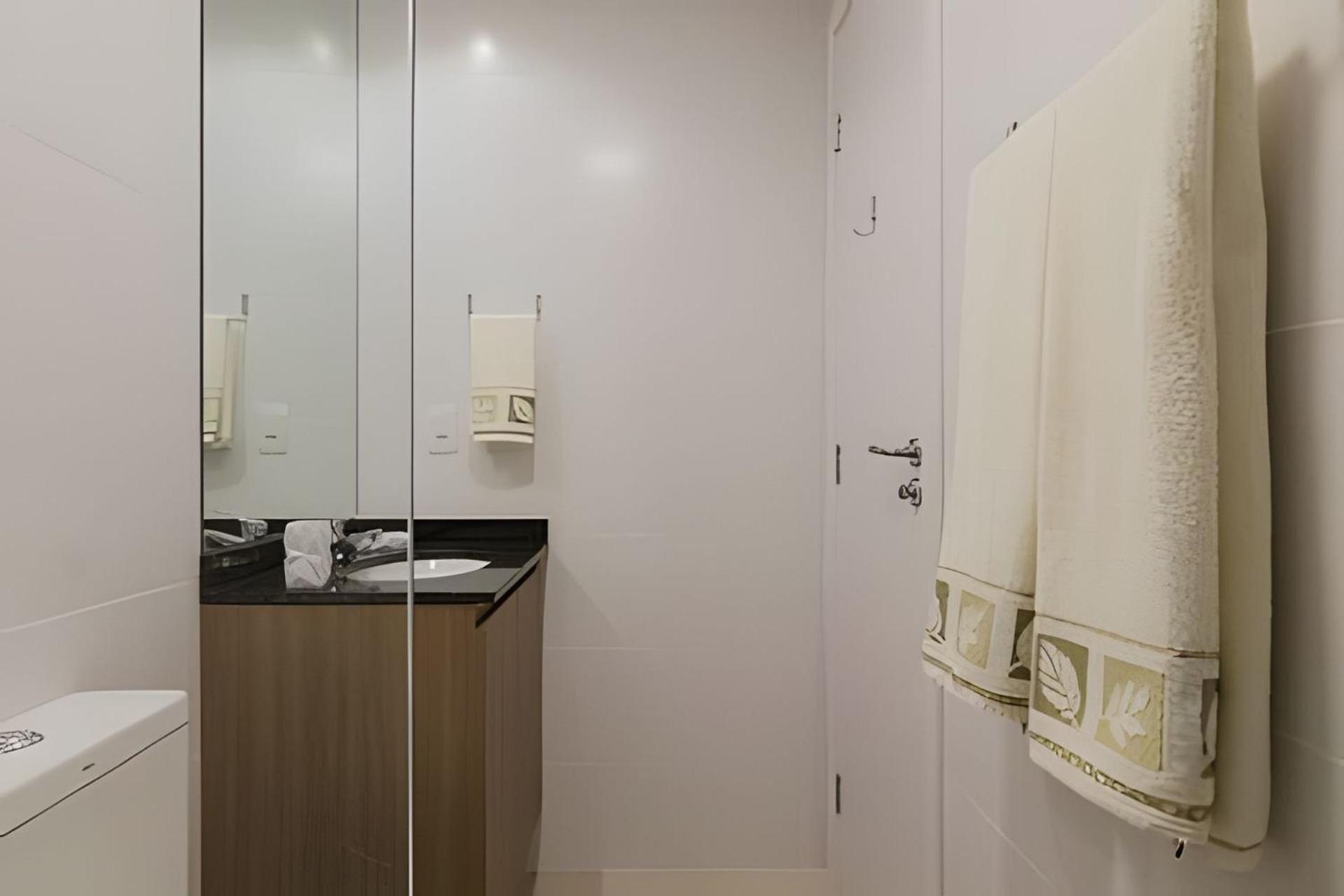 Studio prox shopping Curitiba Wifi, TV a Cabo e ar by UROOMS
