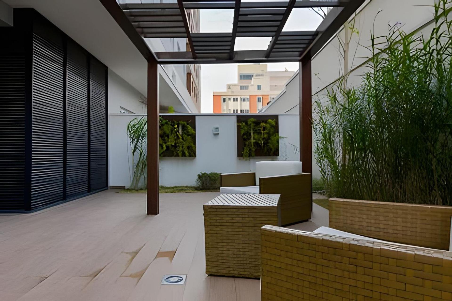 Studio prox shopping Curitiba Wifi, TV a Cabo e ar by UROOMS