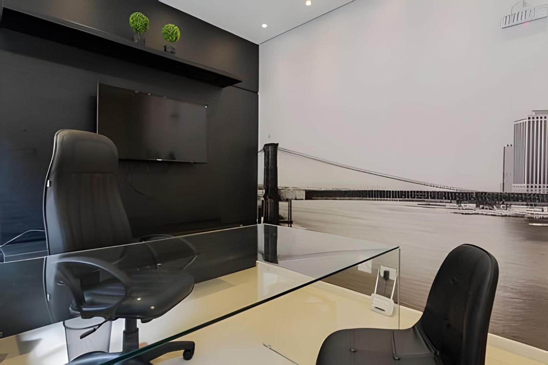 Studio prox shopping Curitiba Wifi, TV a Cabo e ar by UROOMS