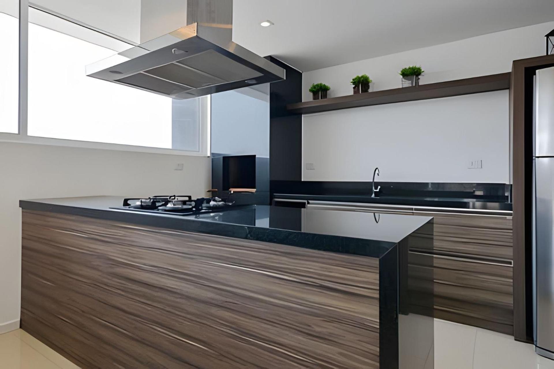 Studio prox shopping Curitiba Wifi, TV a Cabo e ar by UROOMS