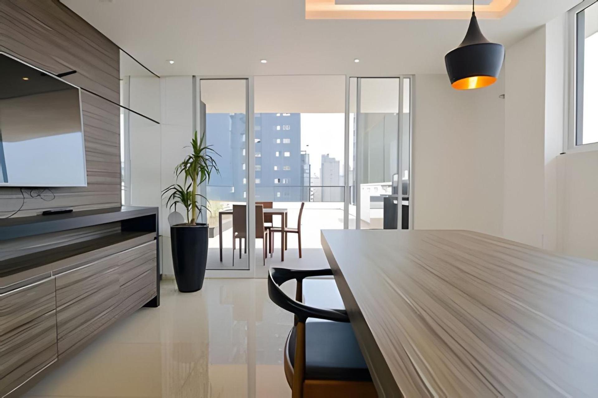 Studio prox shopping Curitiba Wifi, TV a Cabo e ar by UROOMS