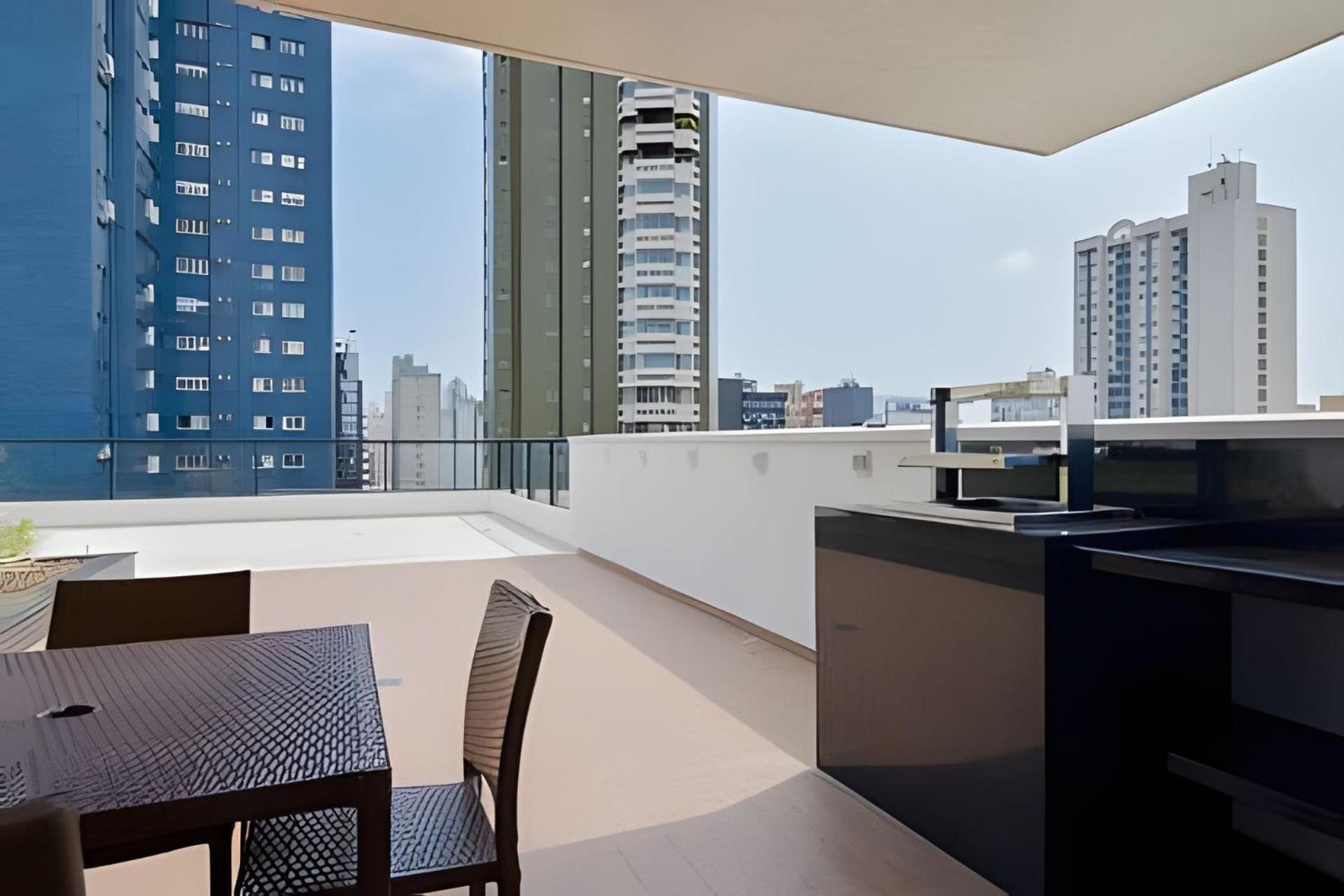 Studio prox shopping Curitiba Wifi, TV a Cabo e ar by UROOMS