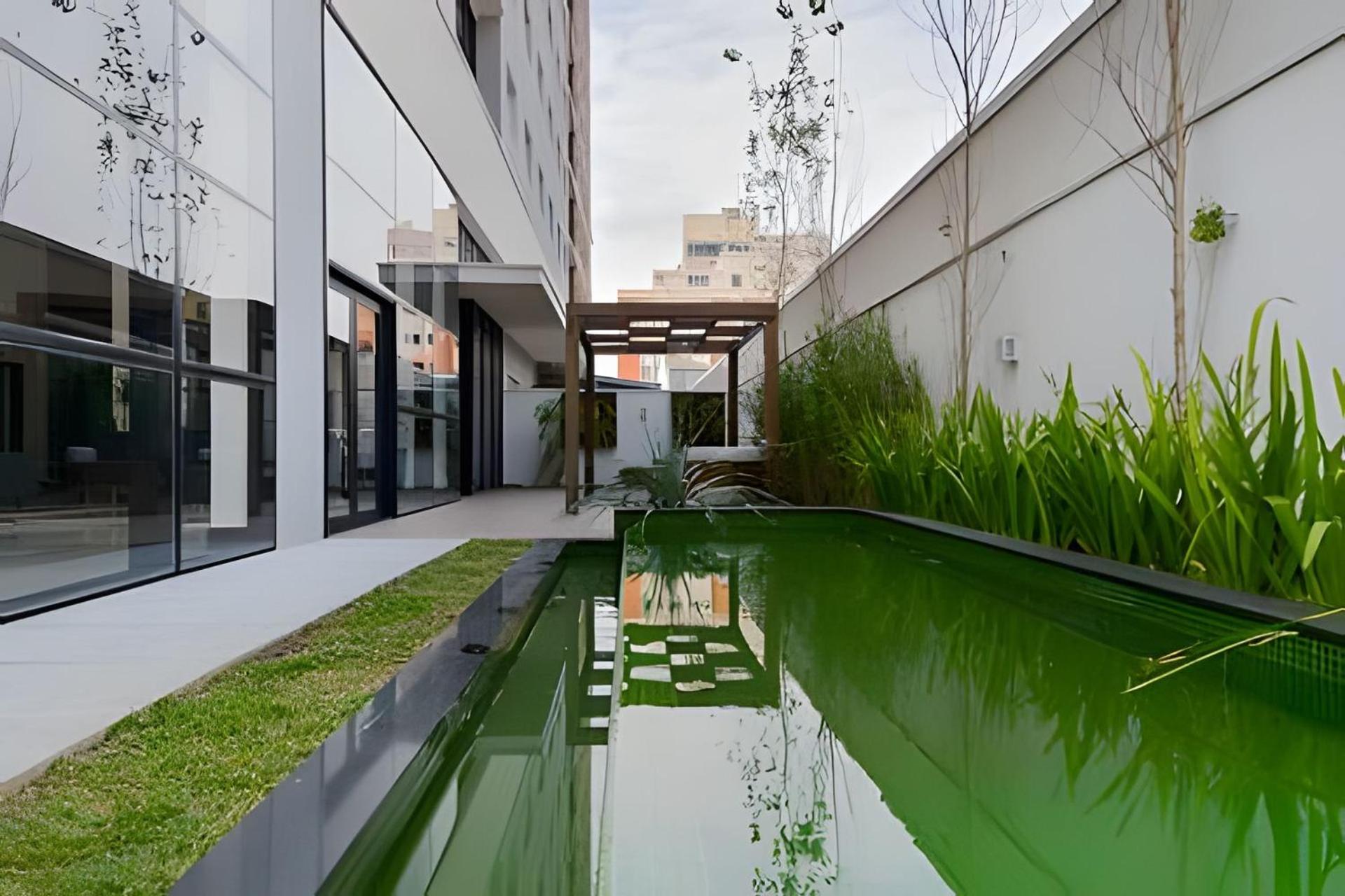 Studio prox shopping Curitiba Wifi, TV a Cabo e ar by UROOMS