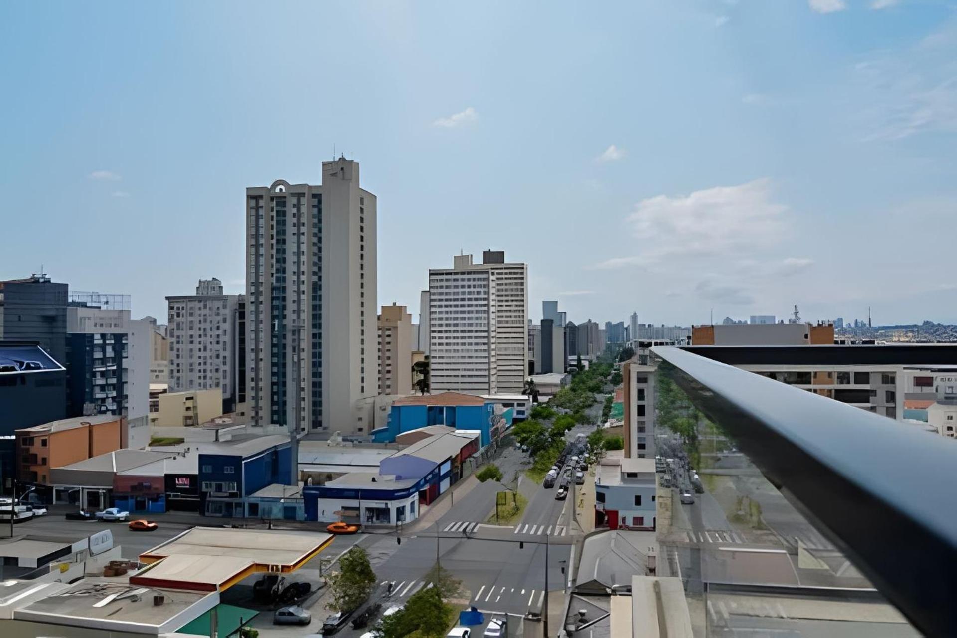 Studio prox shopping Curitiba Wifi, TV a Cabo e ar by UROOMS