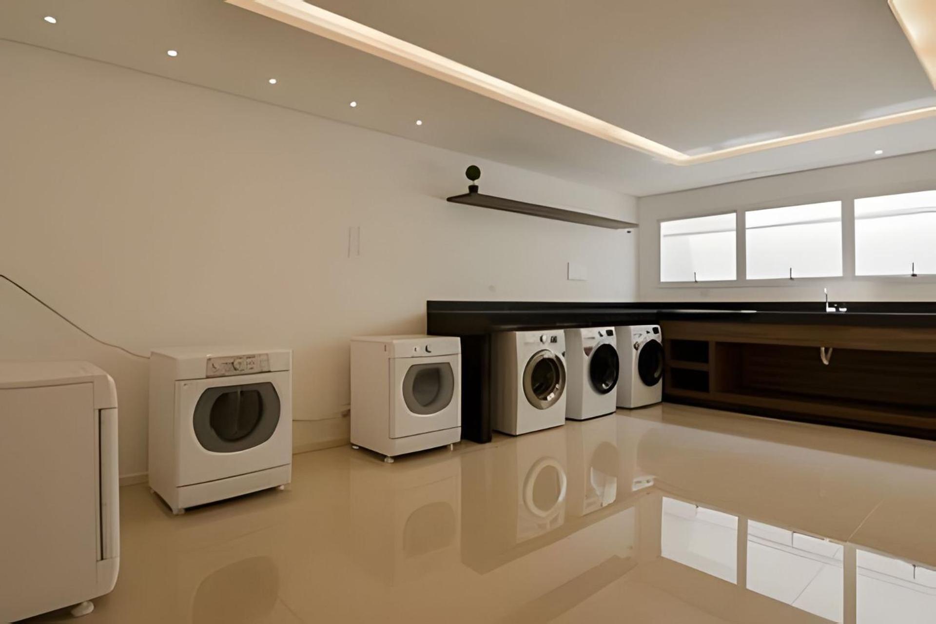 Studio prox shopping Curitiba Wifi, TV a Cabo e ar by UROOMS