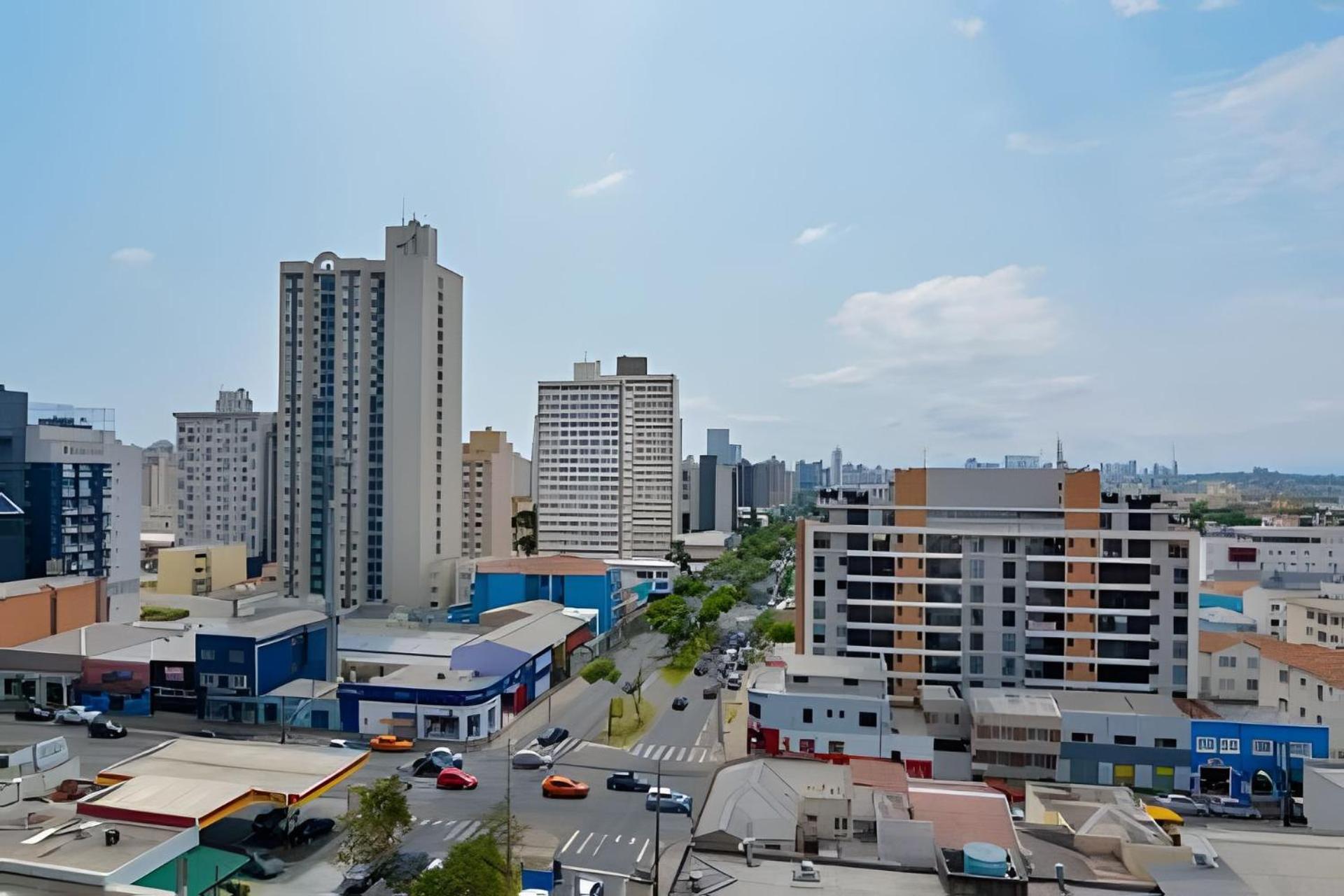 Studio prox shopping Curitiba Wifi, TV a Cabo e ar by UROOMS