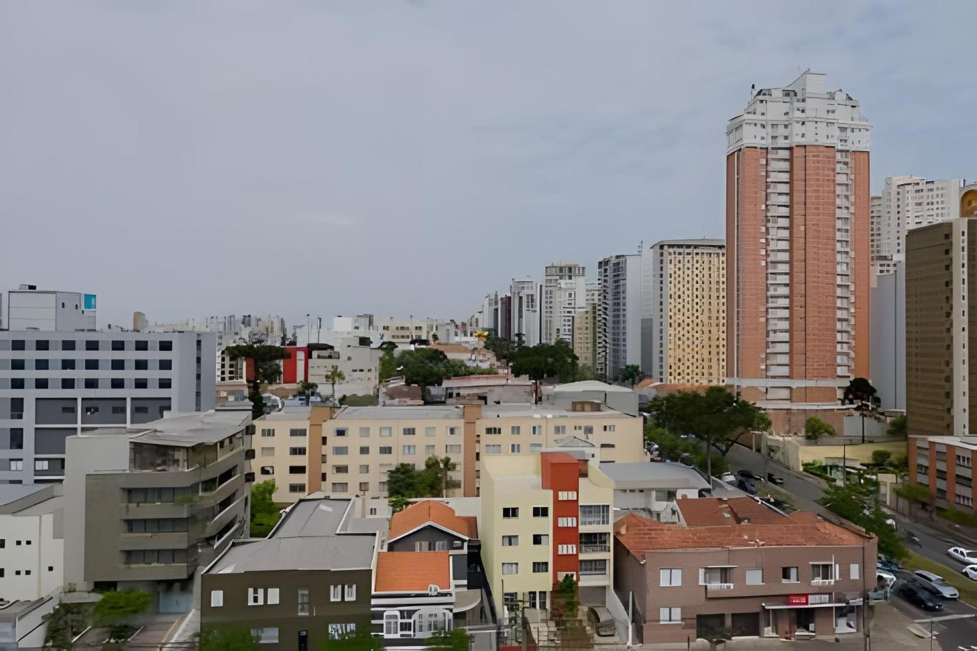 Studio prox shopping Curitiba Wifi, TV a Cabo e ar by UROOMS