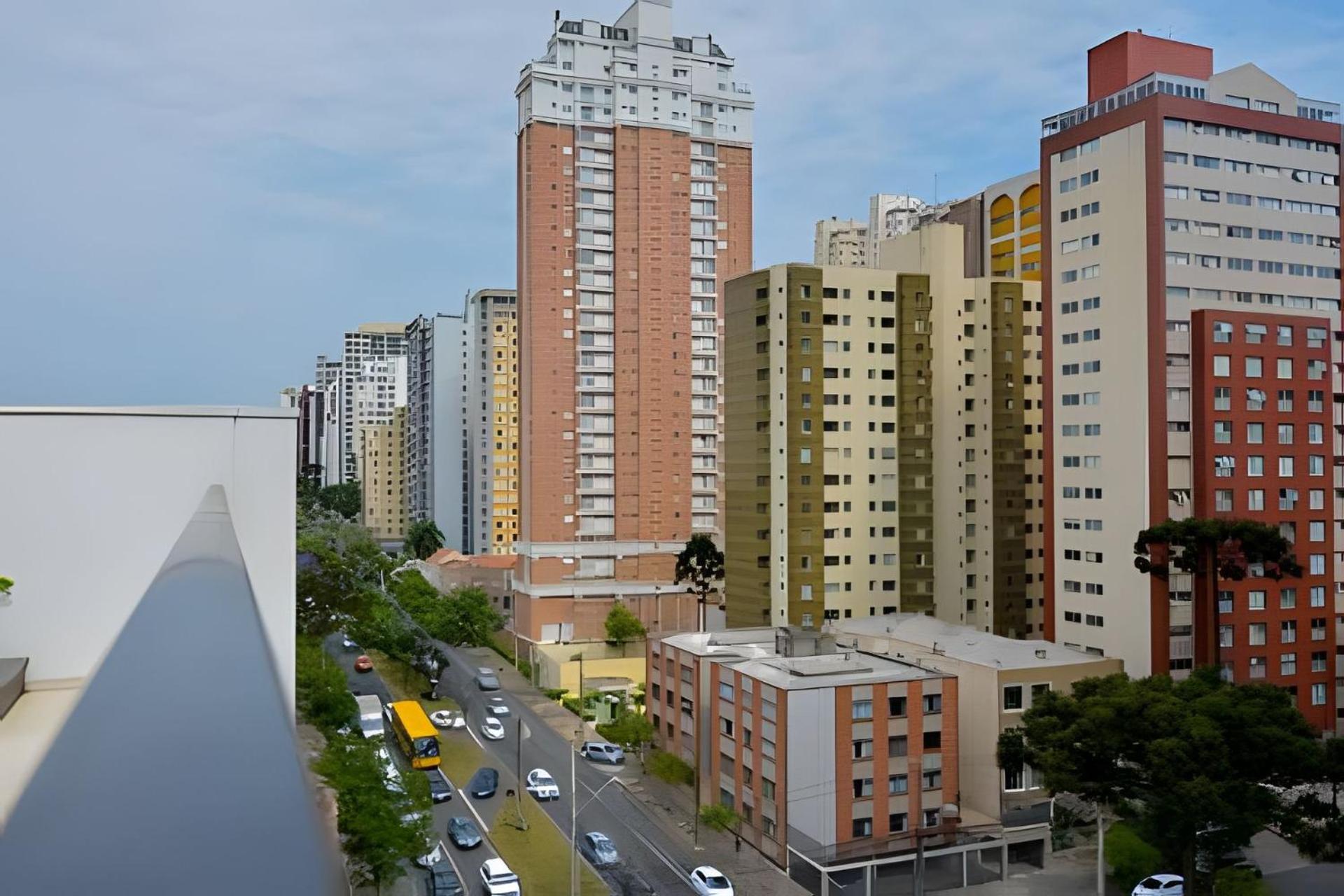 Studio prox shopping Curitiba Wifi, TV a Cabo e ar by UROOMS