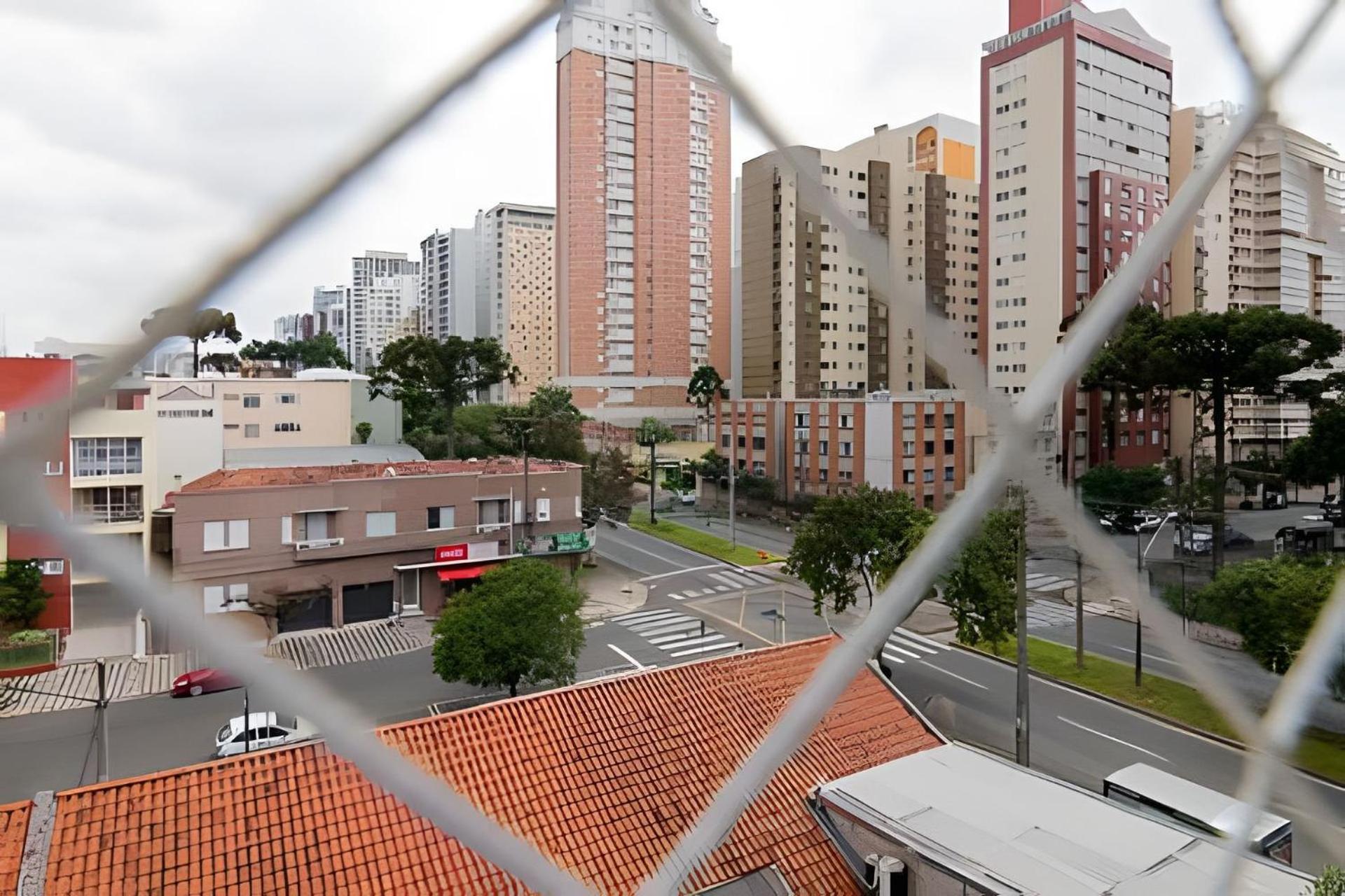 Studio prox shopping Curitiba Wifi, TV a Cabo e ar by UROOMS