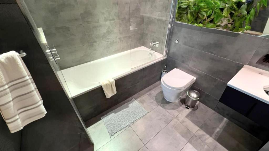 Hidden Gem in Shoreditch — bathroom