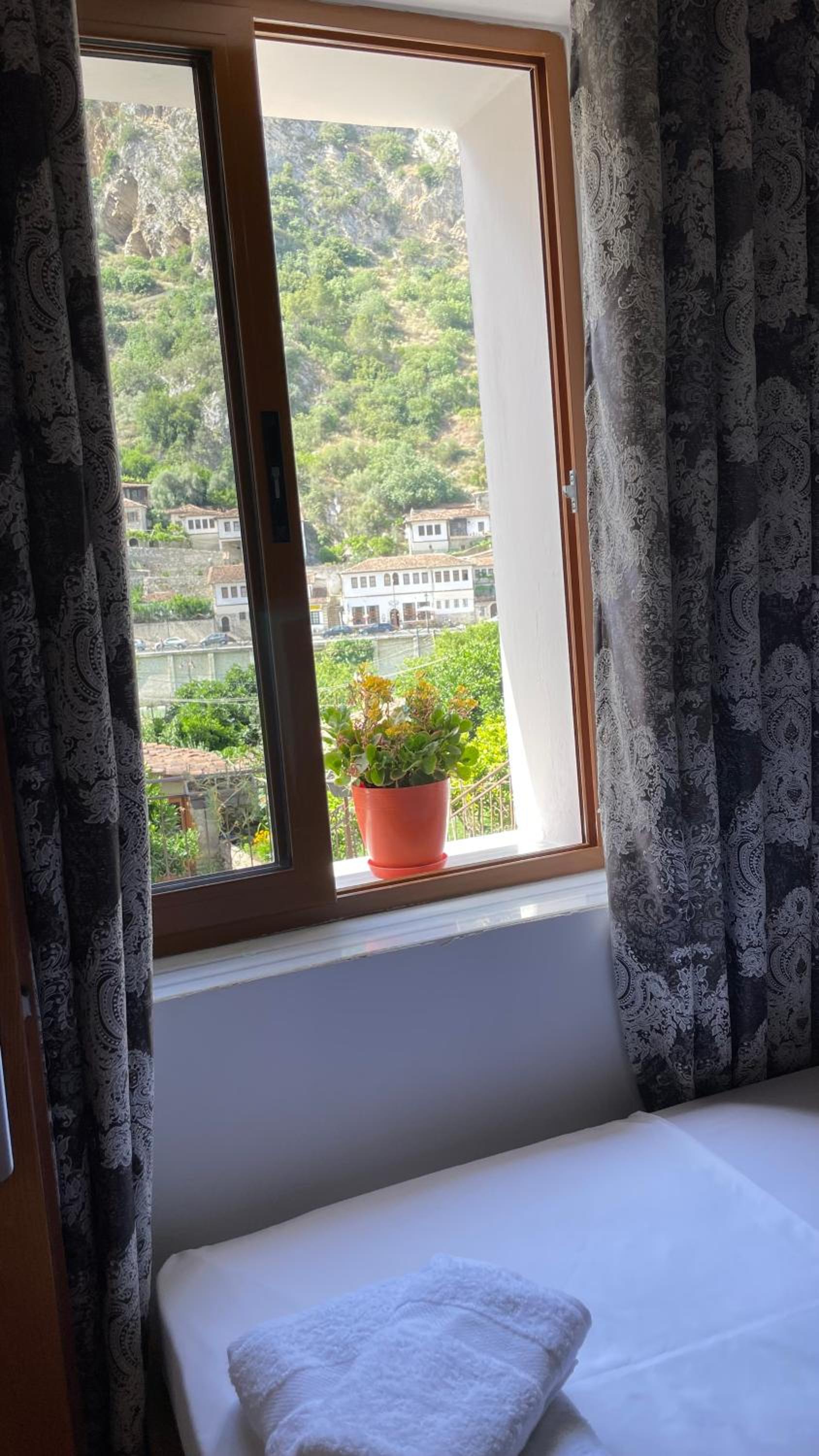 MEROLI Guesthouse - UNESCO quarter