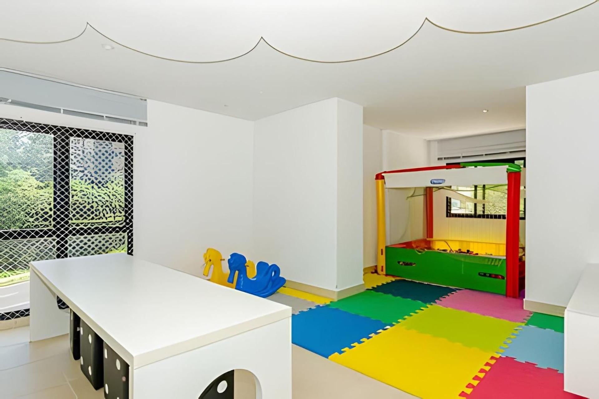 Studio incrível no Condo clube sky, batel soho by UROOMS