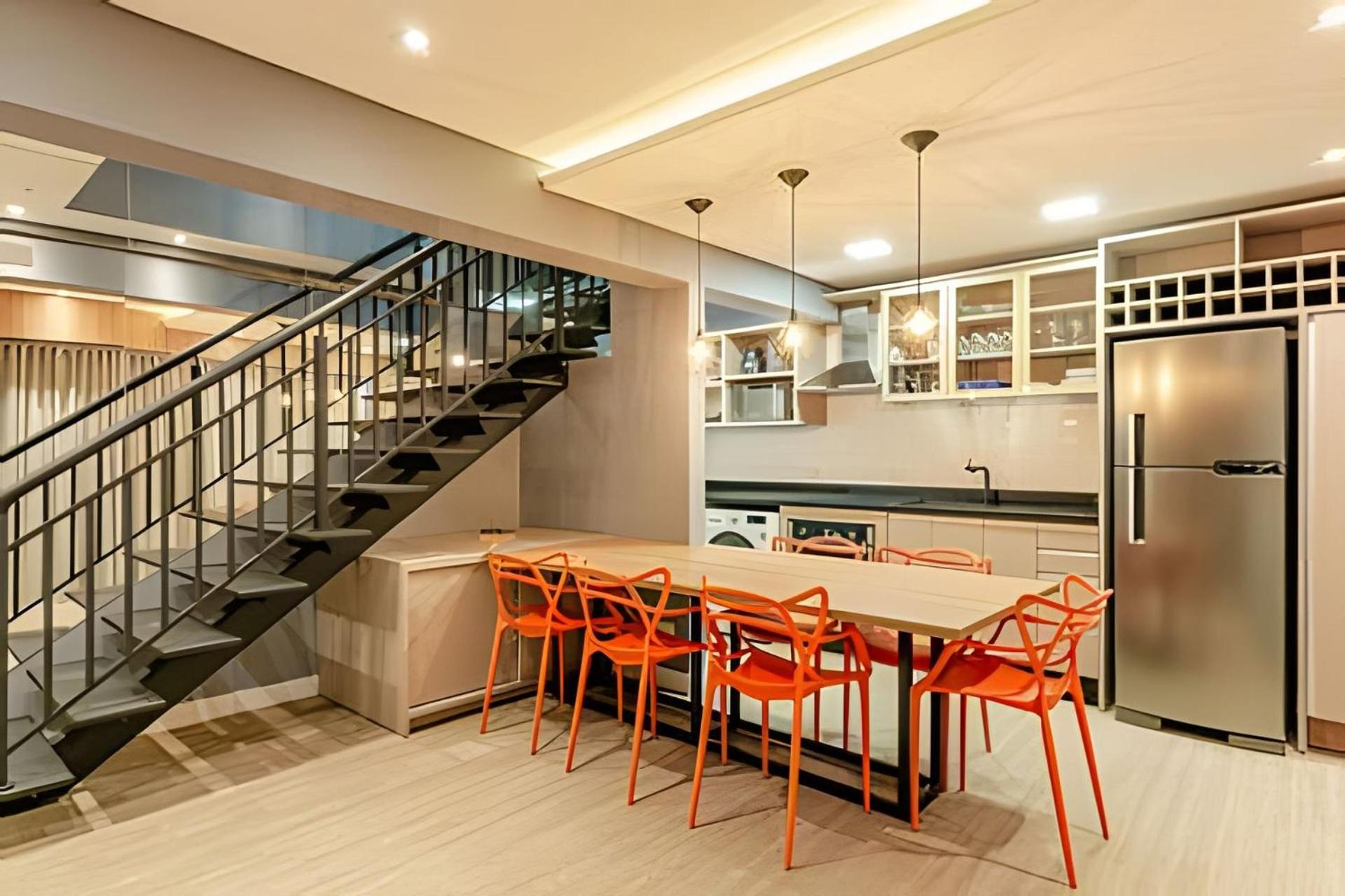 Duplex Incrível, 2 Quartos, varanda, 2 vagas Batel by UROOMS
