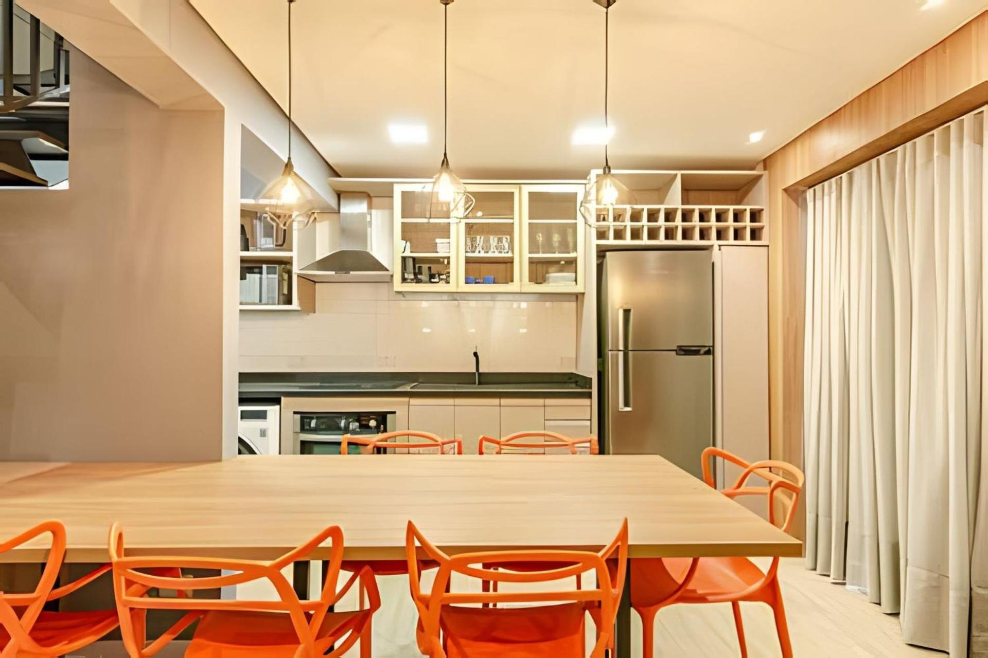 Duplex Incrível, 2 Quartos, varanda, 2 vagas Batel by UROOMS